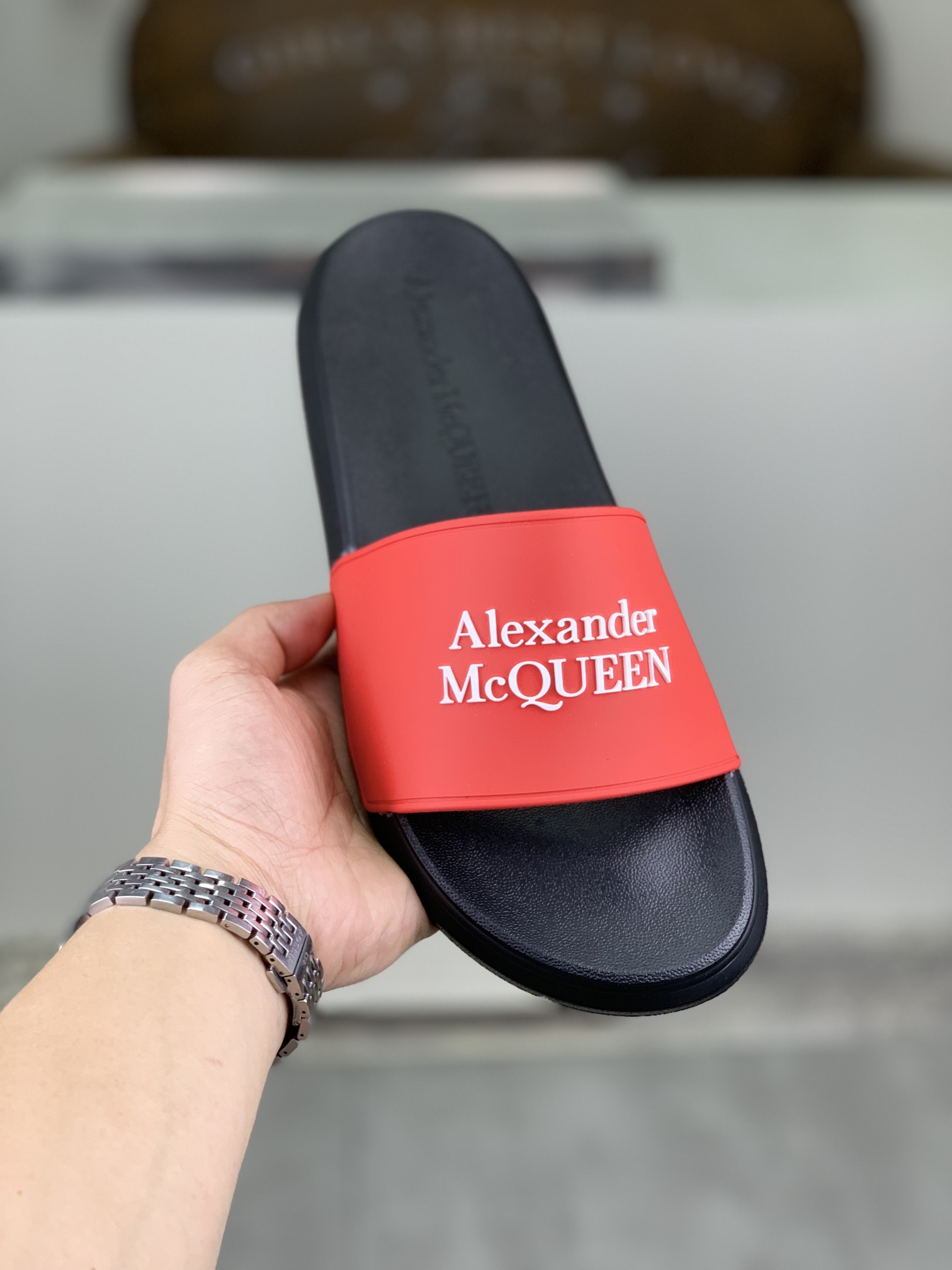H0  麦昆 Alexander McQueen .MQ情侣款👫拖鞋出货了👏原版私模大底，轻而防滑上脚时尚.百搭，🩴