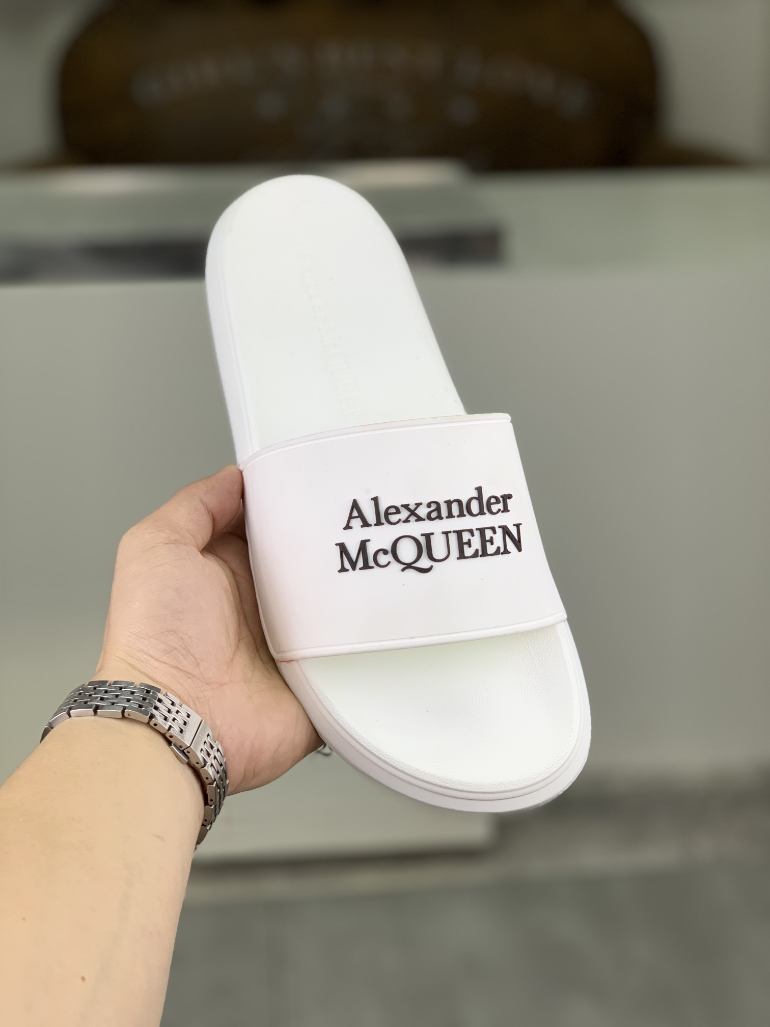 H0  麦昆 Alexander McQueen .MQ情侣款👫拖鞋出货了👏原版私模大底，轻而防滑上脚时尚.百搭，🩴