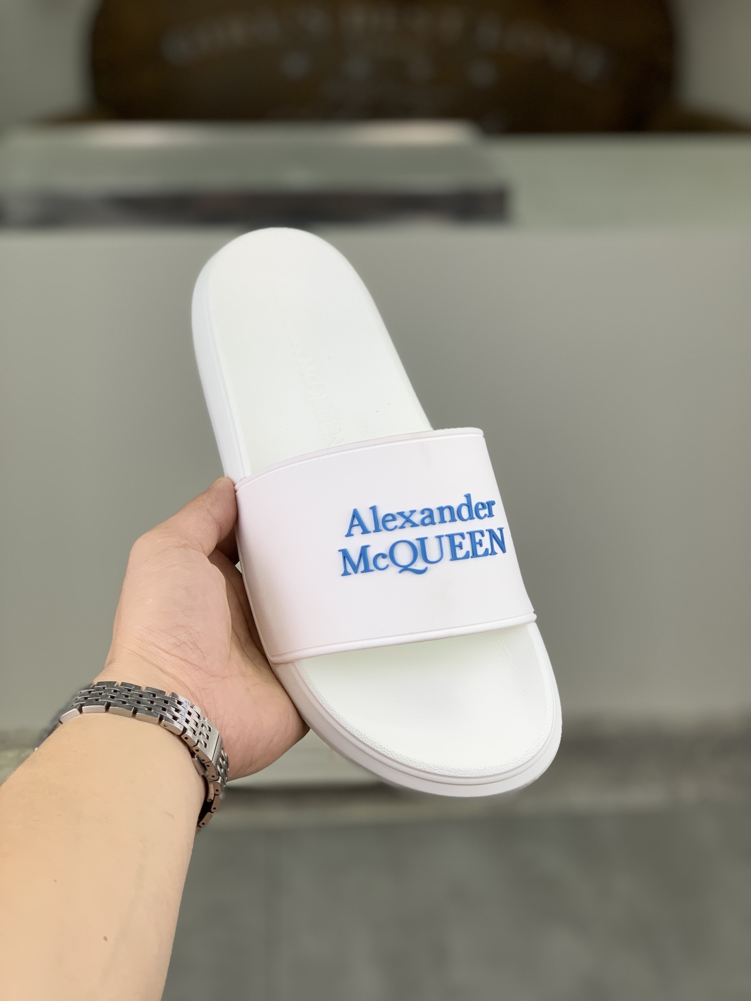 H0  麦昆 Alexander McQueen .MQ情侣款👫拖鞋出货了👏原版私模大底，轻而防滑上脚时尚.百搭，🩴