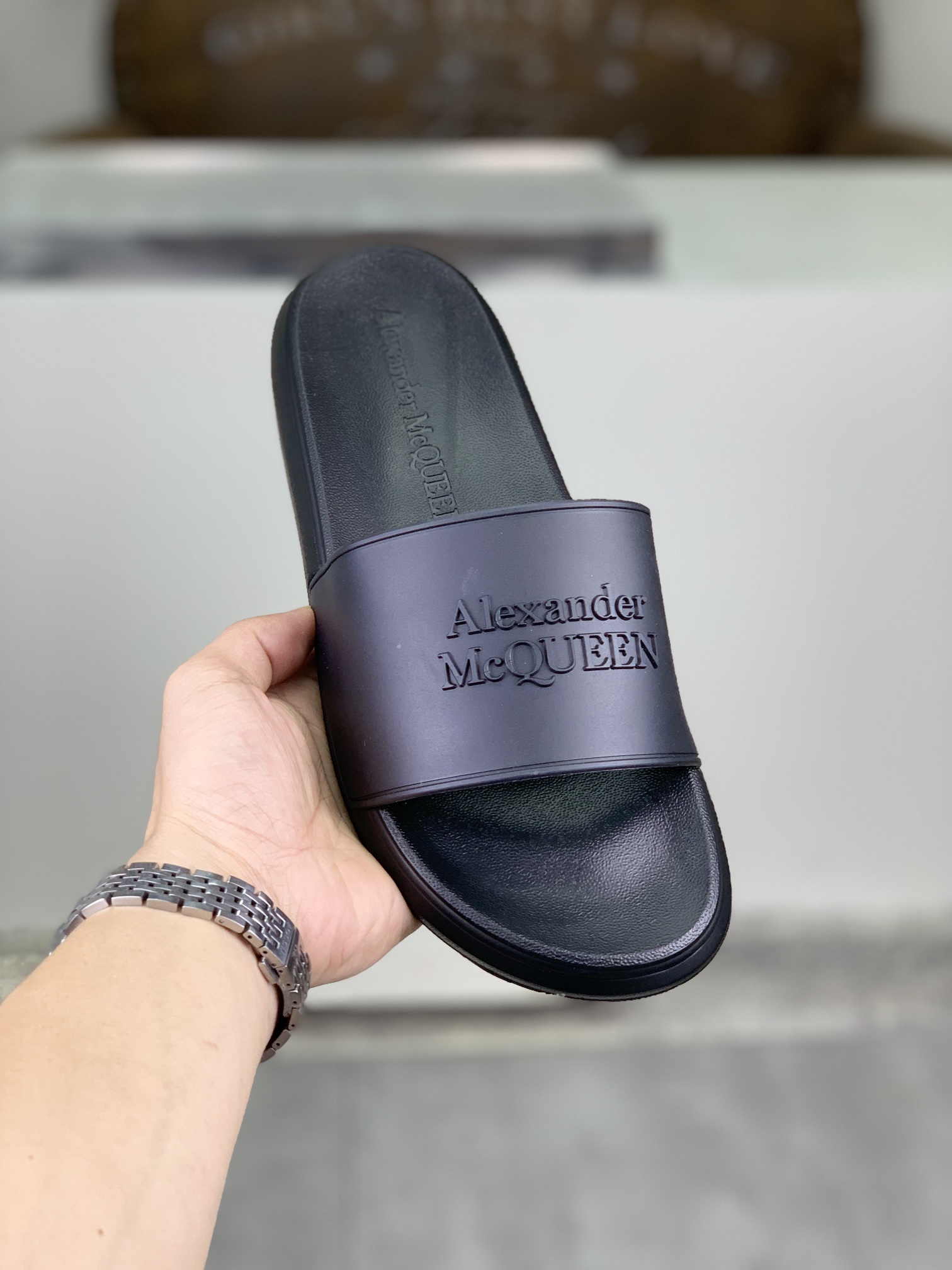 H0  麦昆 Alexander McQueen .MQ情侣款👫拖鞋出货了👏原版私模大底，轻而防滑上脚时尚.百搭，🩴