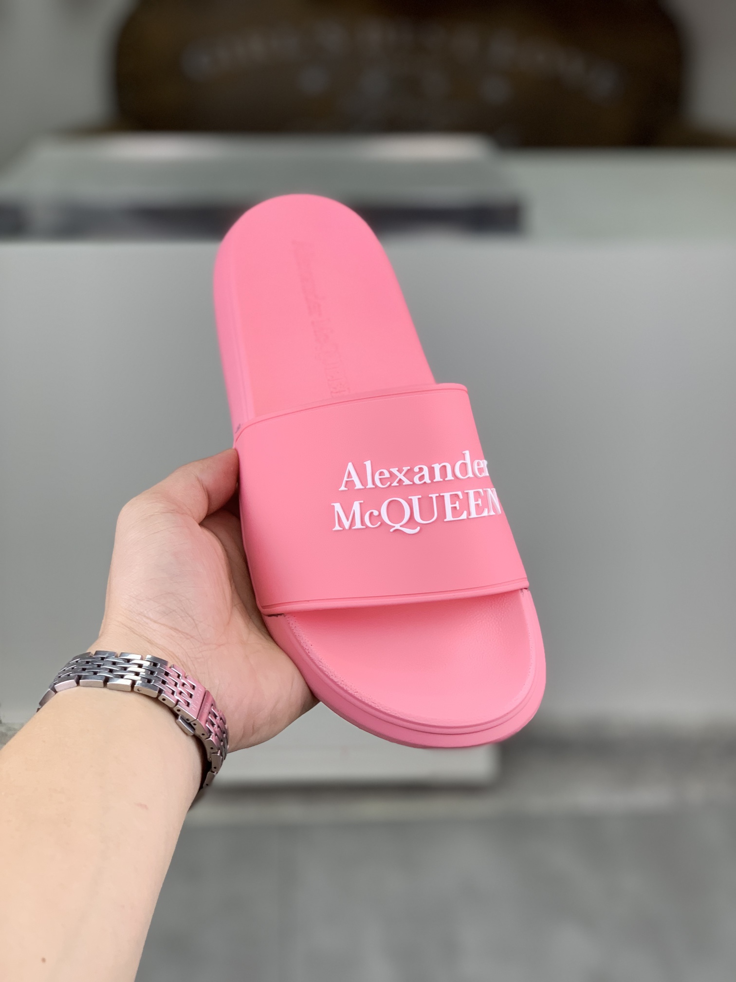 H0  麦昆 Alexander McQueen .MQ情侣款👫拖鞋出货了👏原版私模大底，轻而防滑上脚时尚.百搭，🩴