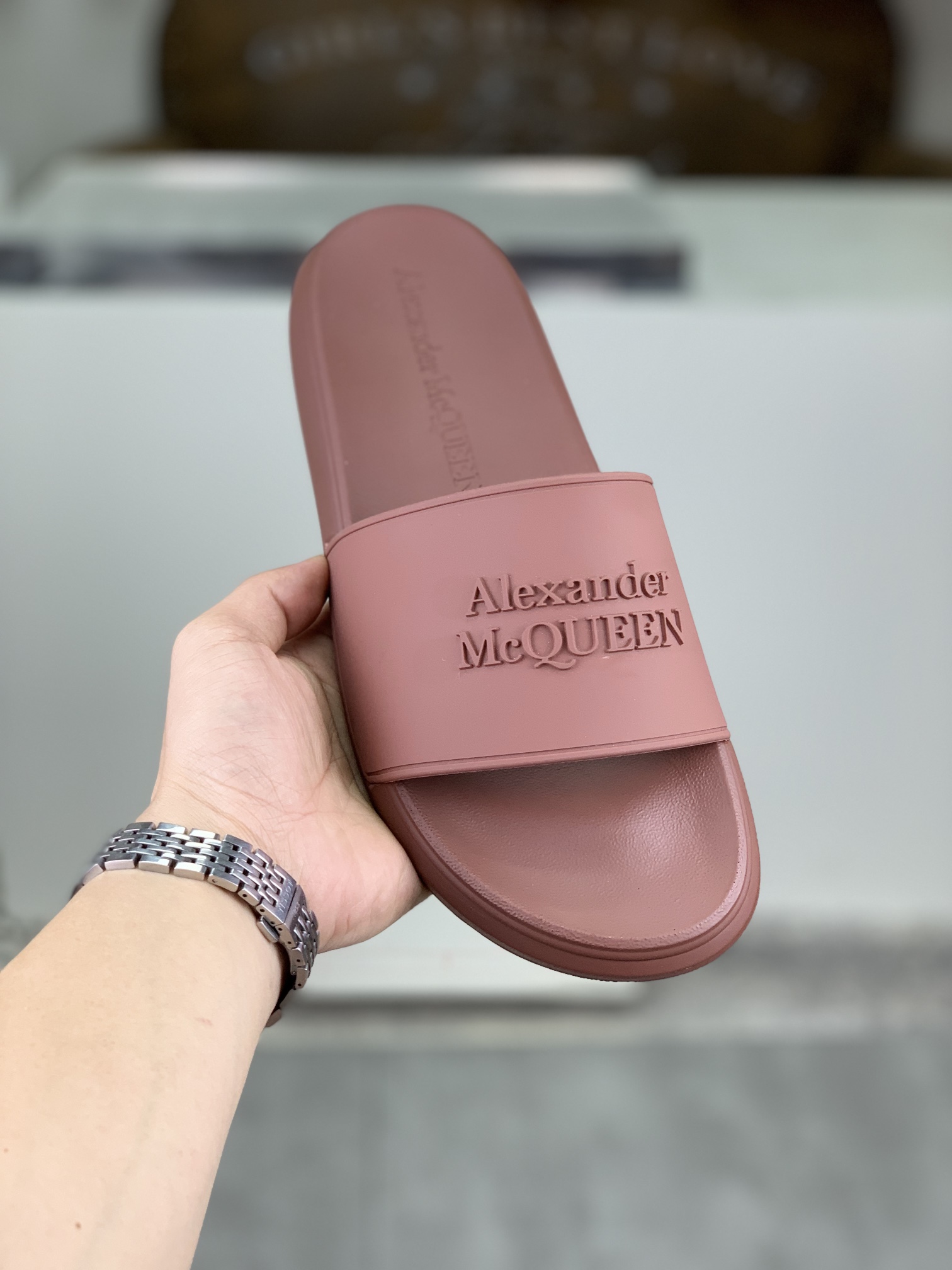 H0  麦昆 Alexander McQueen .MQ情侣款👫拖鞋出货了👏原版私模大底，轻而防滑上脚时尚.百搭，🩴