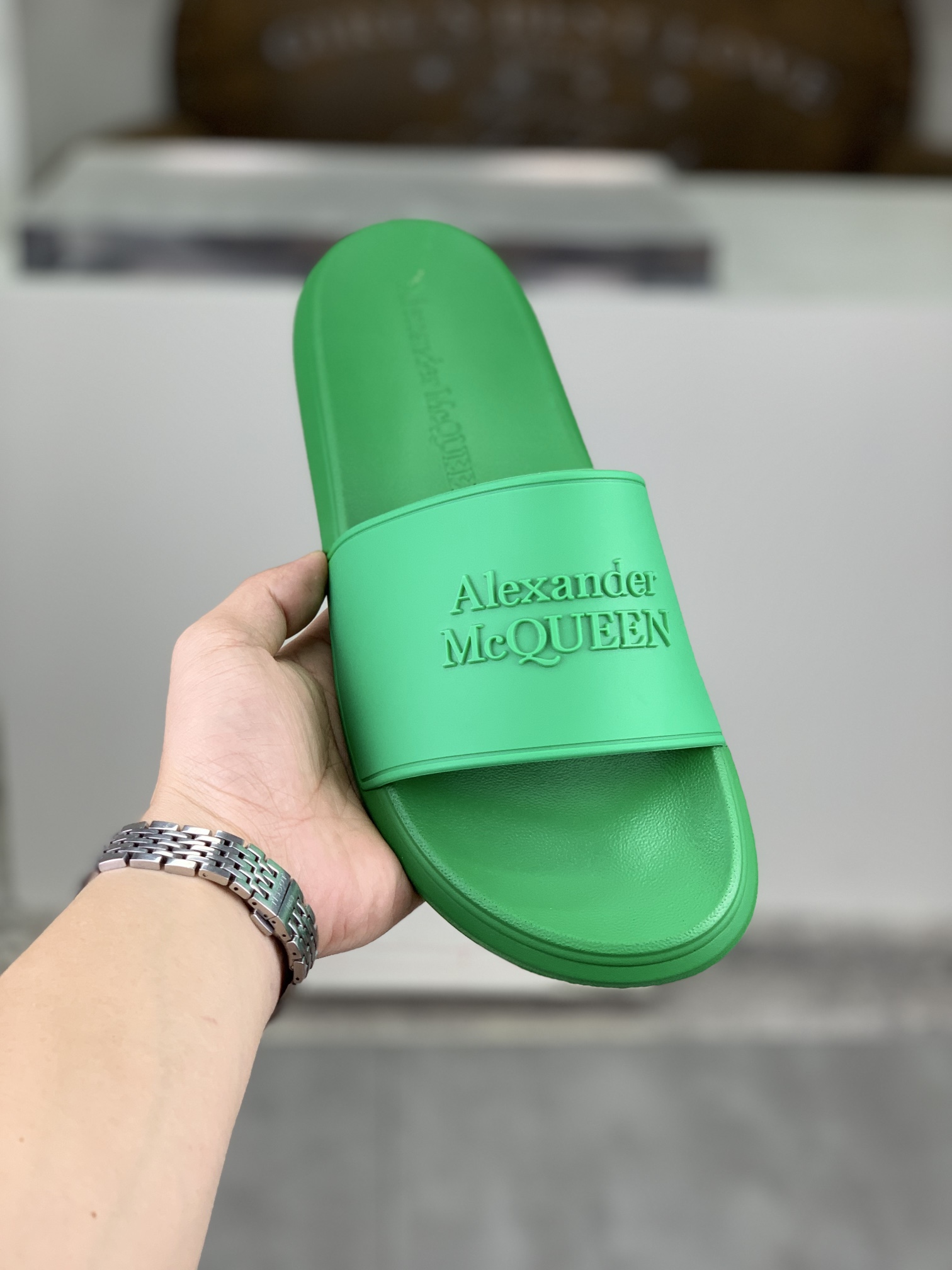 H0  麦昆 Alexander McQueen .MQ情侣款👫拖鞋出货了👏原版私模大底，轻而防滑上脚时尚.百搭，🩴