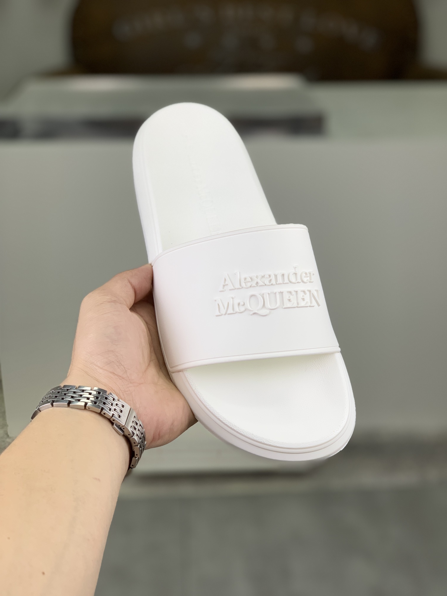 H0  麦昆 Alexander McQueen .MQ情侣款👫拖鞋出货了👏原版私模大底，轻而防滑上脚时尚.百搭，🩴