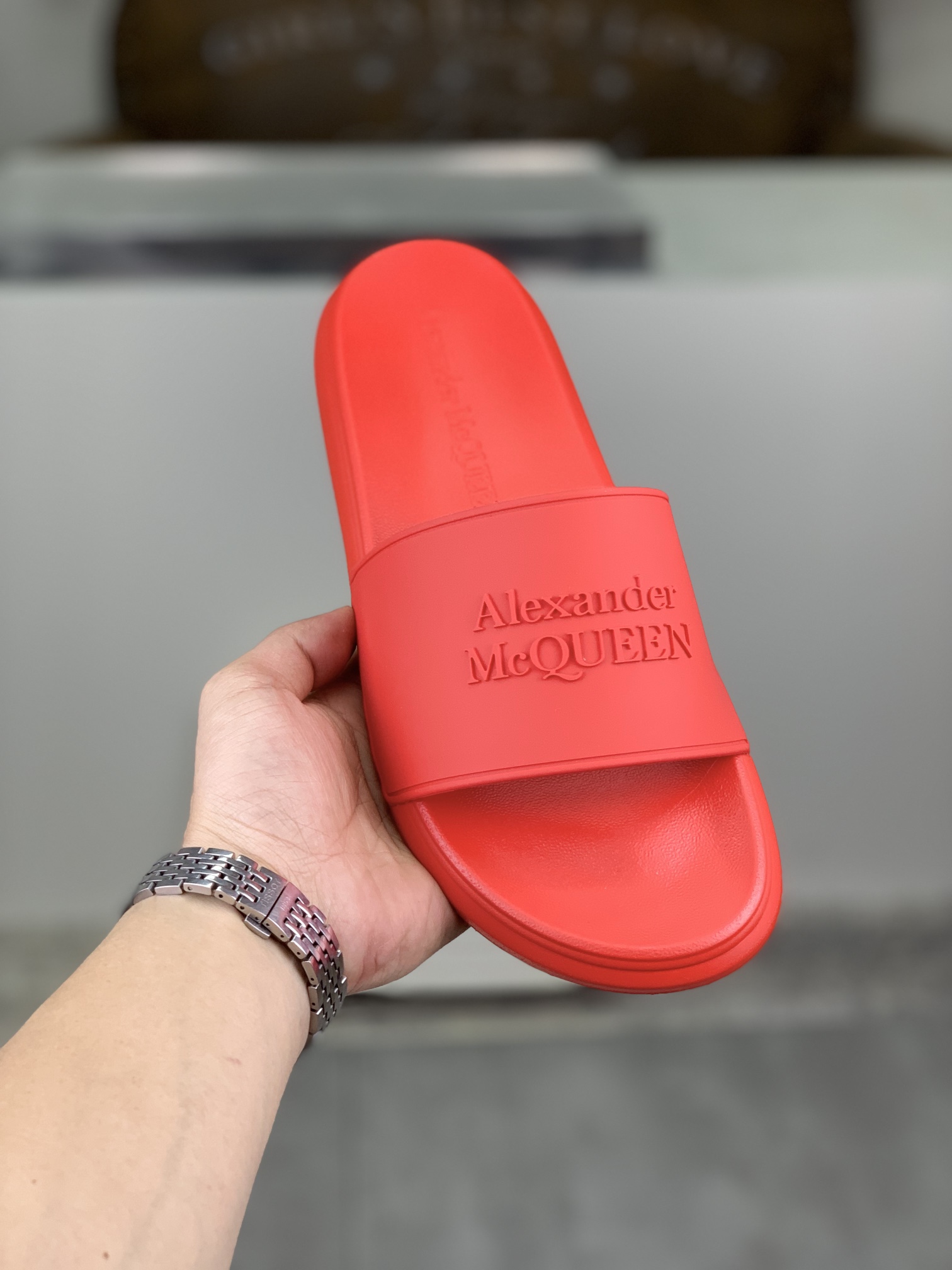 H0  麦昆 Alexander McQueen .MQ情侣款👫拖鞋出货了👏原版私模大底，轻而防滑上脚时尚.百搭，🩴