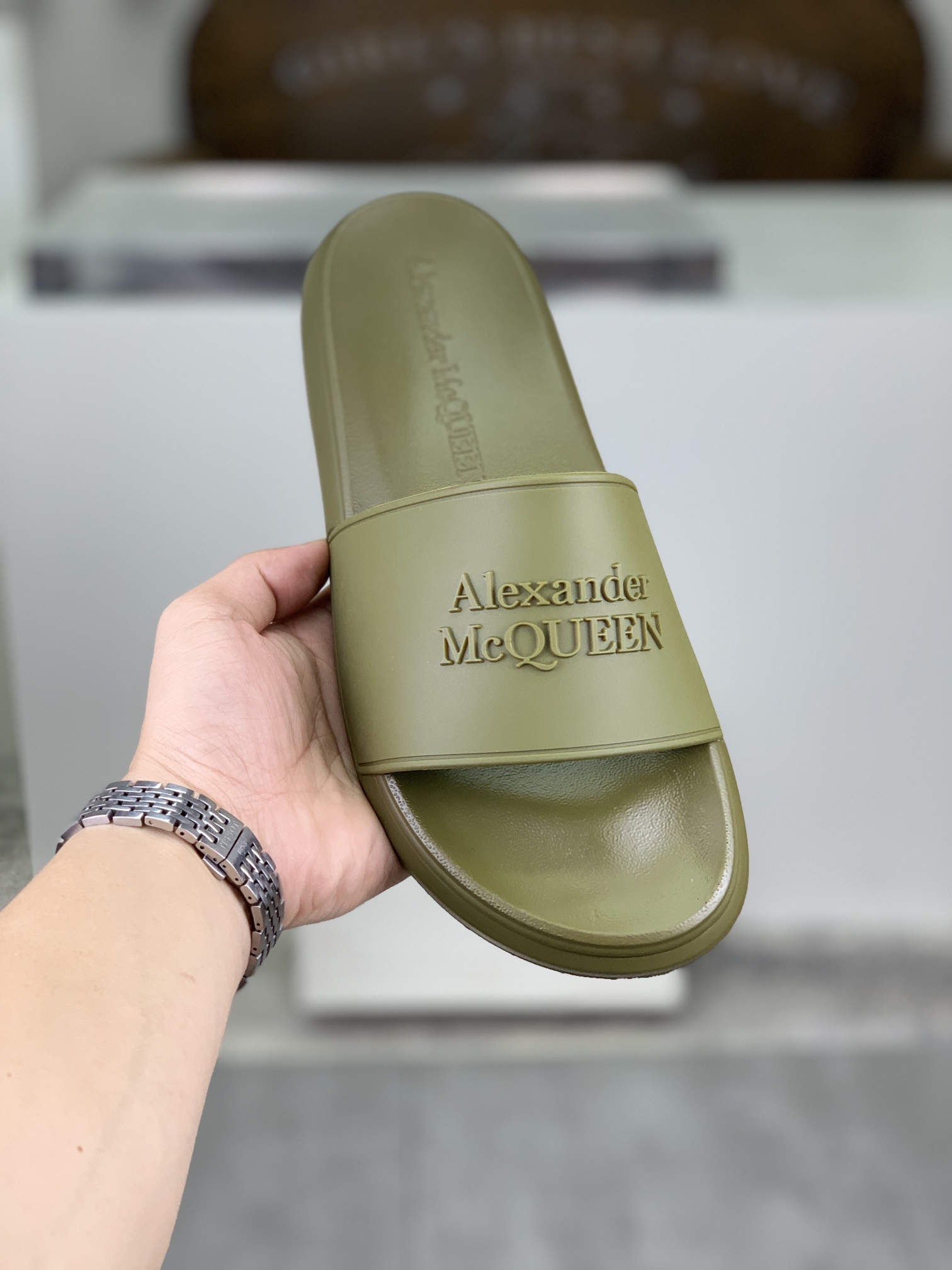 H0  麦昆 Alexander McQueen .MQ情侣款👫拖鞋出货了👏原版私模大底，轻而防滑上脚时尚.百搭，🩴