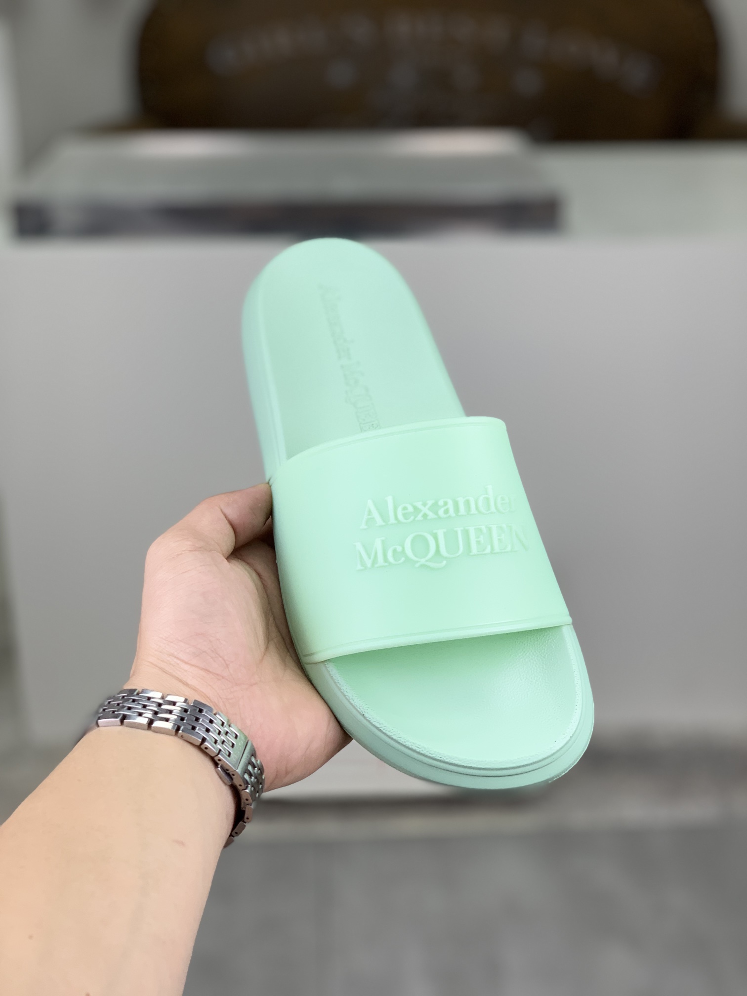 H0  麦昆 Alexander McQueen .MQ情侣款👫拖鞋出货了👏原版私模大底，轻而防滑上脚时尚.百搭，🩴