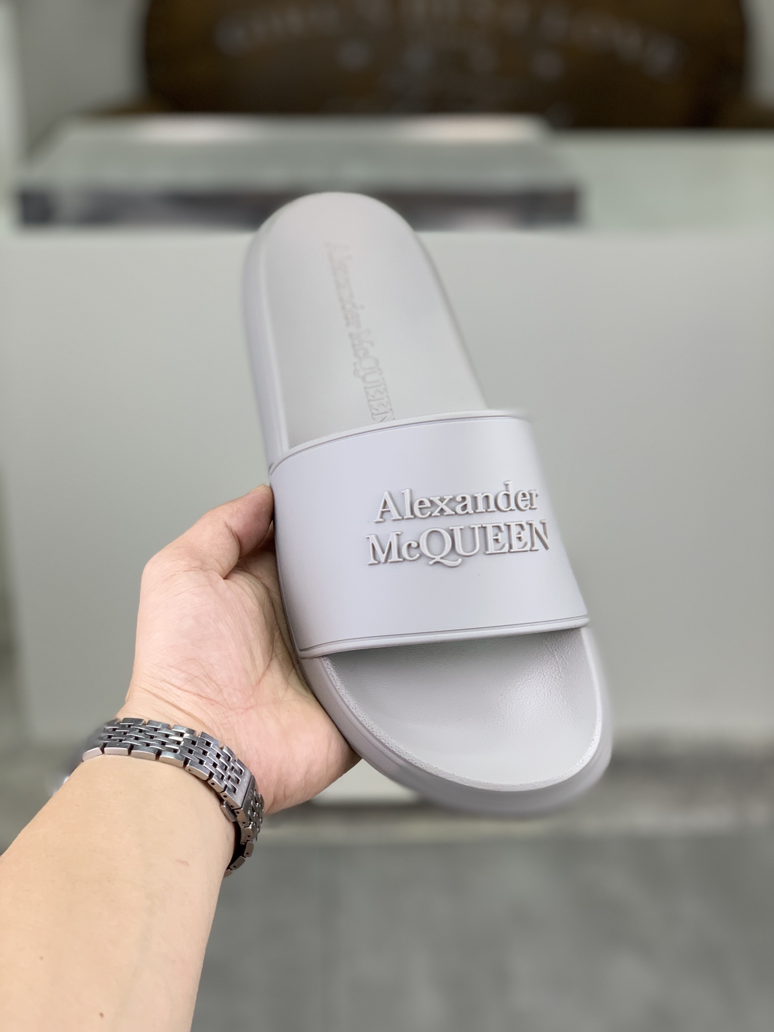 H0  麦昆 Alexander McQueen .MQ情侣款👫拖鞋出货了👏原版私模大底，轻而防滑上脚时尚.百搭，🩴