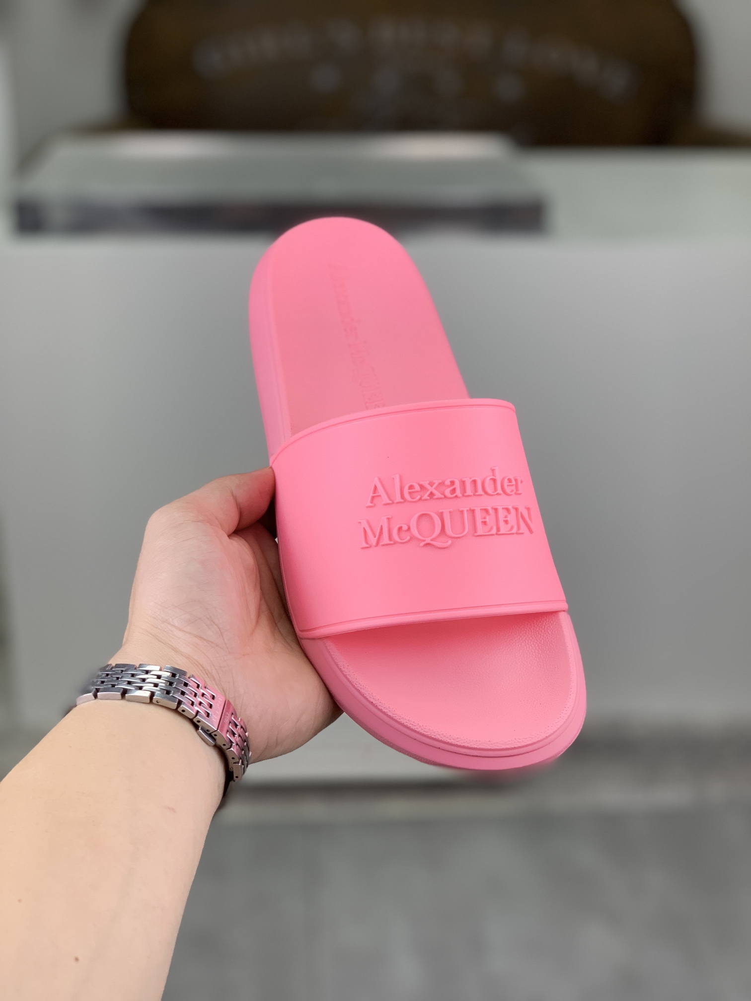 H0  麦昆 Alexander McQueen .MQ情侣款👫拖鞋出货了👏原版私模大底，轻而防滑上脚时尚.百搭，🩴