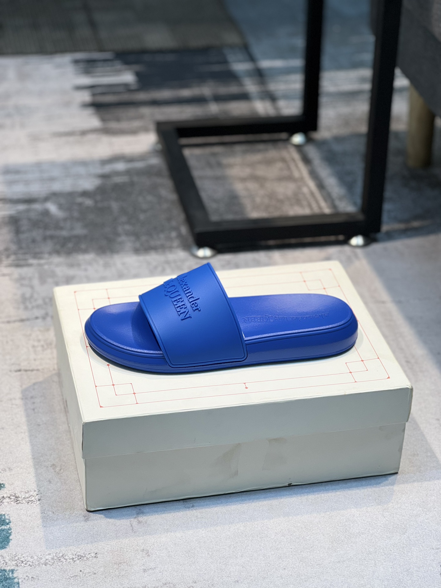 H0   麦昆 Alexander McQueen ~ 情侣款👫 最火爆的品牌logo，标准性凉鞋拖鞋，众多网红同款，软踏踏的原版鞋底，鞋面为PVC品牌标志性logo，非常时尚沙滩拖鞋，这个夏天不能错过时尚单品。