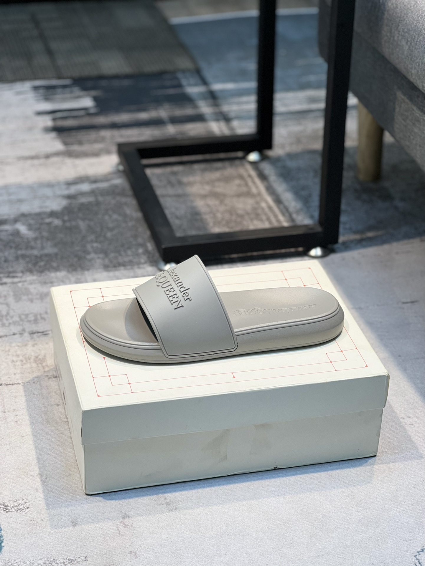 H0   麦昆 Alexander McQueen ~ 情侣款👫 最火爆的品牌logo，标准性凉鞋拖鞋，众多网红同款，软踏踏的原版鞋底，鞋面为PVC品牌标志性logo，非常时尚沙滩拖鞋，这个夏天不能错过时尚单品。