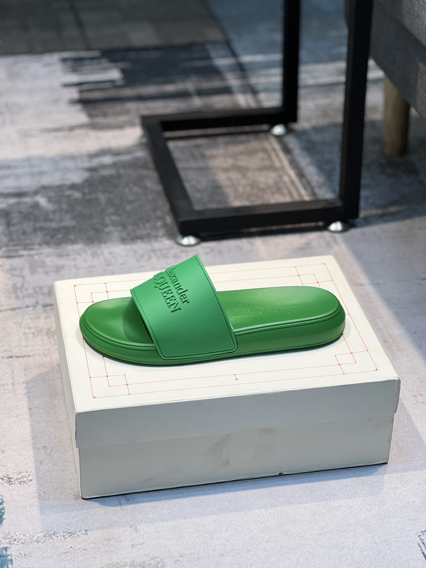 H0   麦昆 Alexander McQueen ~ 情侣款👫 最火爆的品牌logo，标准性凉鞋拖鞋，众多网红同款，软踏踏的原版鞋底，鞋面为PVC品牌标志性logo，非常时尚沙滩拖鞋，这个夏天不能错过时尚单品。