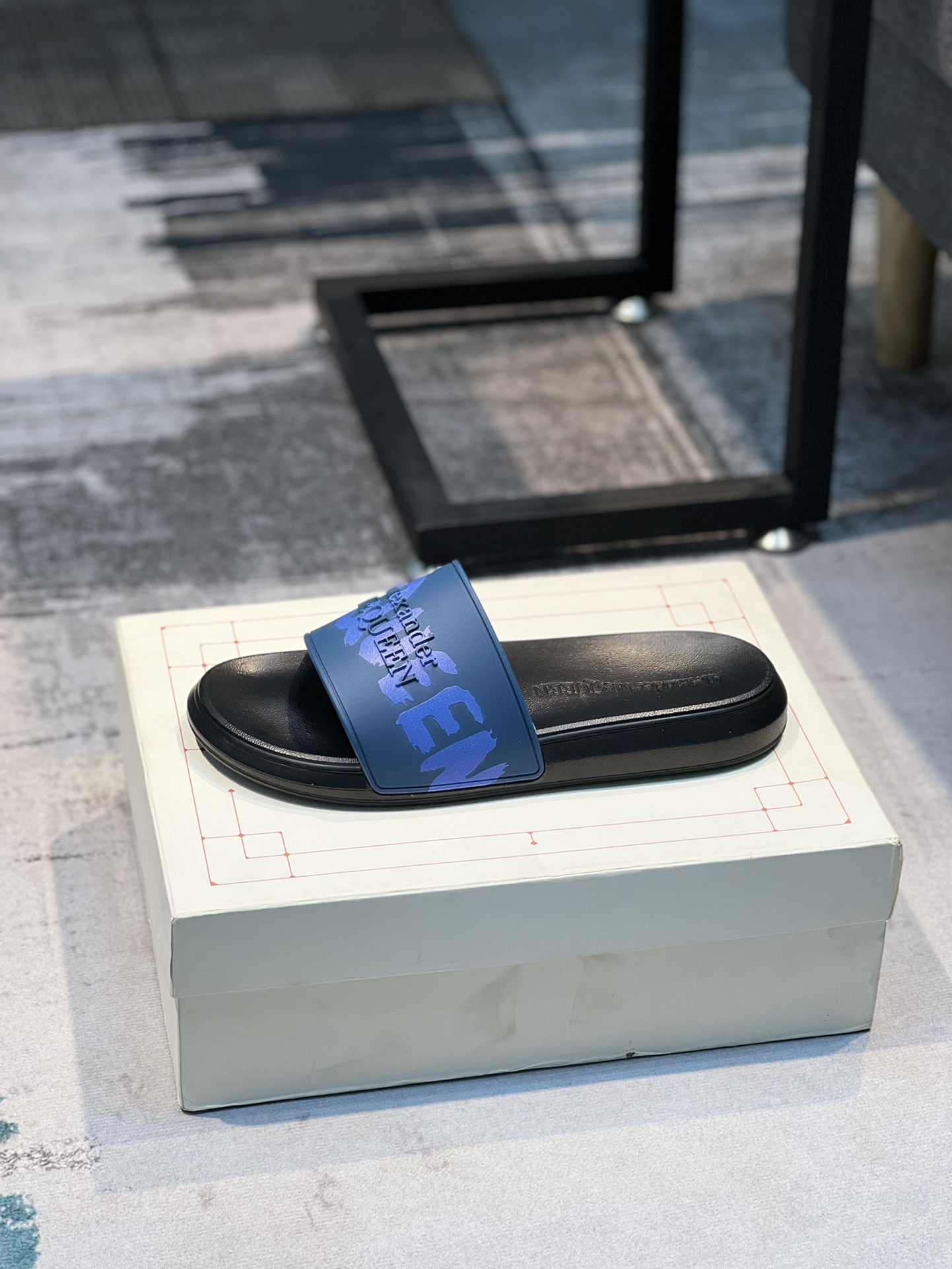 H0   麦昆 Alexander McQueen ~ 情侣款👫 最火爆的品牌logo，标准性凉鞋拖鞋，众多网红同款，软踏踏的原版鞋底，鞋面为PVC品牌标志性logo，非常时尚沙滩拖鞋，这个夏天不能错过时尚单品。