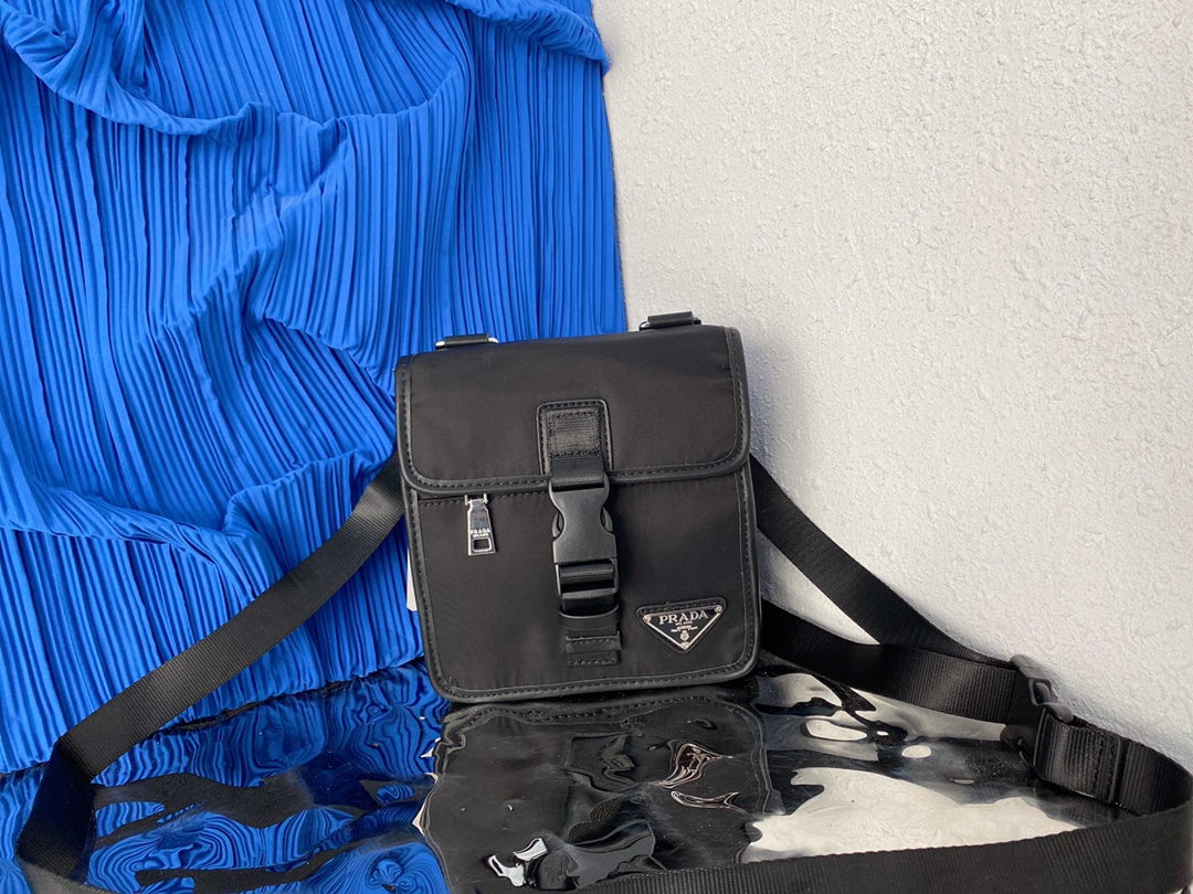 I5  普拉达 Prada  男士帆布单肩斜挎包邮差包 采用精湛镶嵌细工，经典百搭 实物拍摄 原厂原版面料 高端品质 配送小票防尘袋 19 x 18 cm。