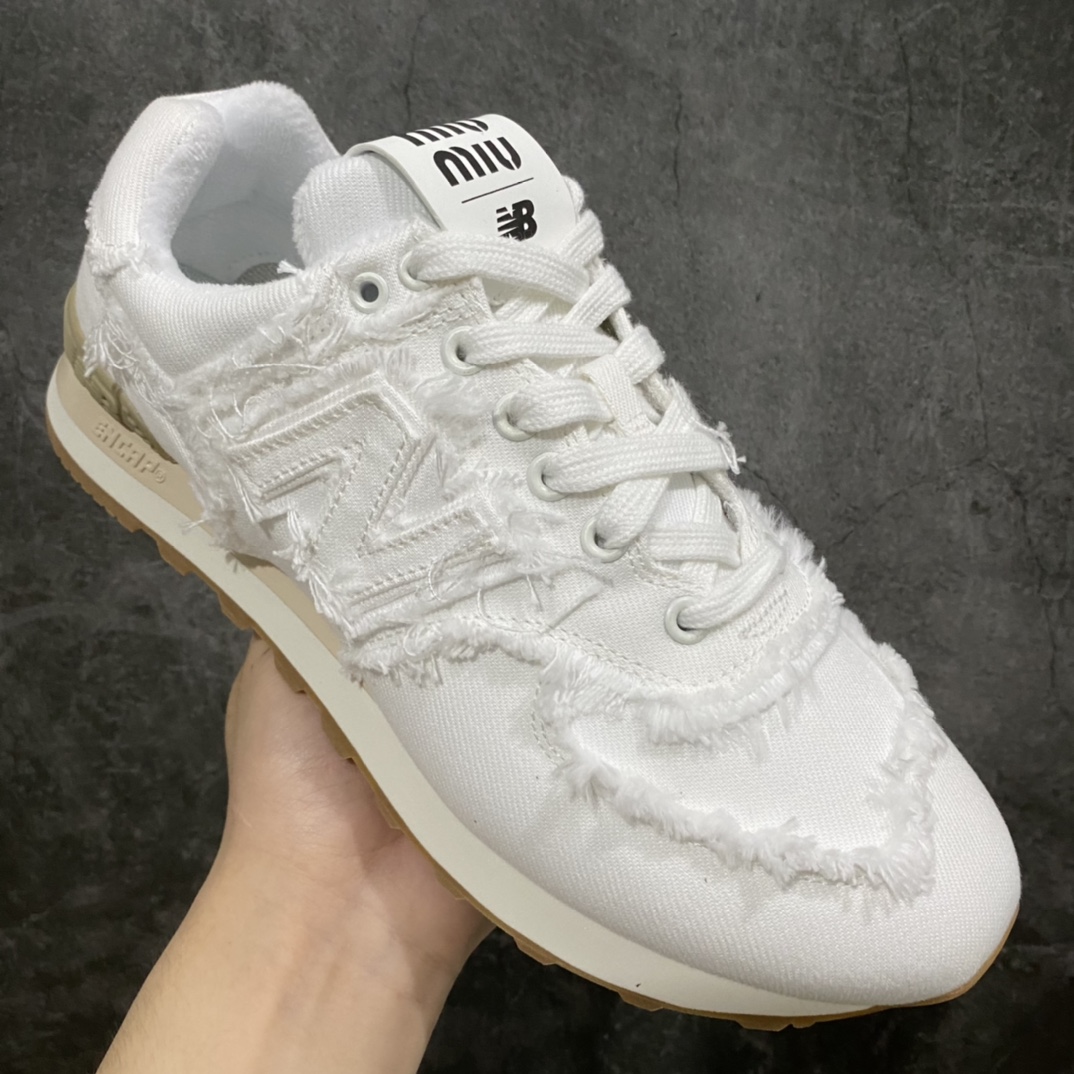 图片[3]-总裁版 Miu Miu x New Balance NB574联名复古跑鞋 采用仿旧鞋面设计 侧边和鞋背部分 特意没有缝合布料与皮革 边缘散开的的毛边清晰可见 充分营造出仿旧风格的丹宁美感 鞋舌的部分也做了简单的修改 加入两者的 Logo 使风格并存 鞋底的部分选用生胶制作为鞋款添入复古元素 尺码：36/45-选品中心