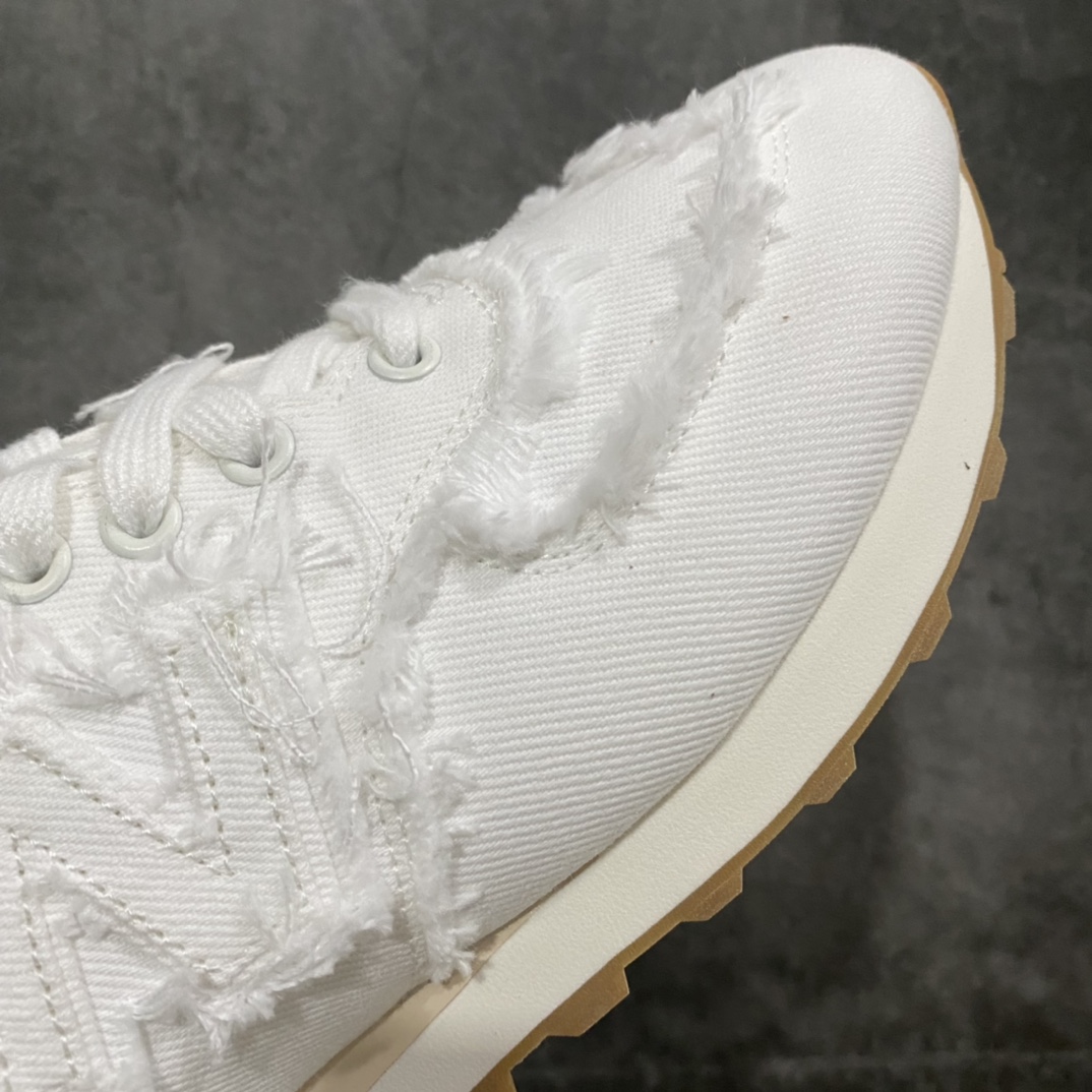 图片[6]-总裁版 Miu Miu x New Balance NB574联名复古跑鞋 采用仿旧鞋面设计 侧边和鞋背部分 特意没有缝合布料与皮革 边缘散开的的毛边清晰可见 充分营造出仿旧风格的丹宁美感 鞋舌的部分也做了简单的修改 加入两者的 Logo 使风格并存 鞋底的部分选用生胶制作为鞋款添入复古元素 尺码：36/45-选品中心
