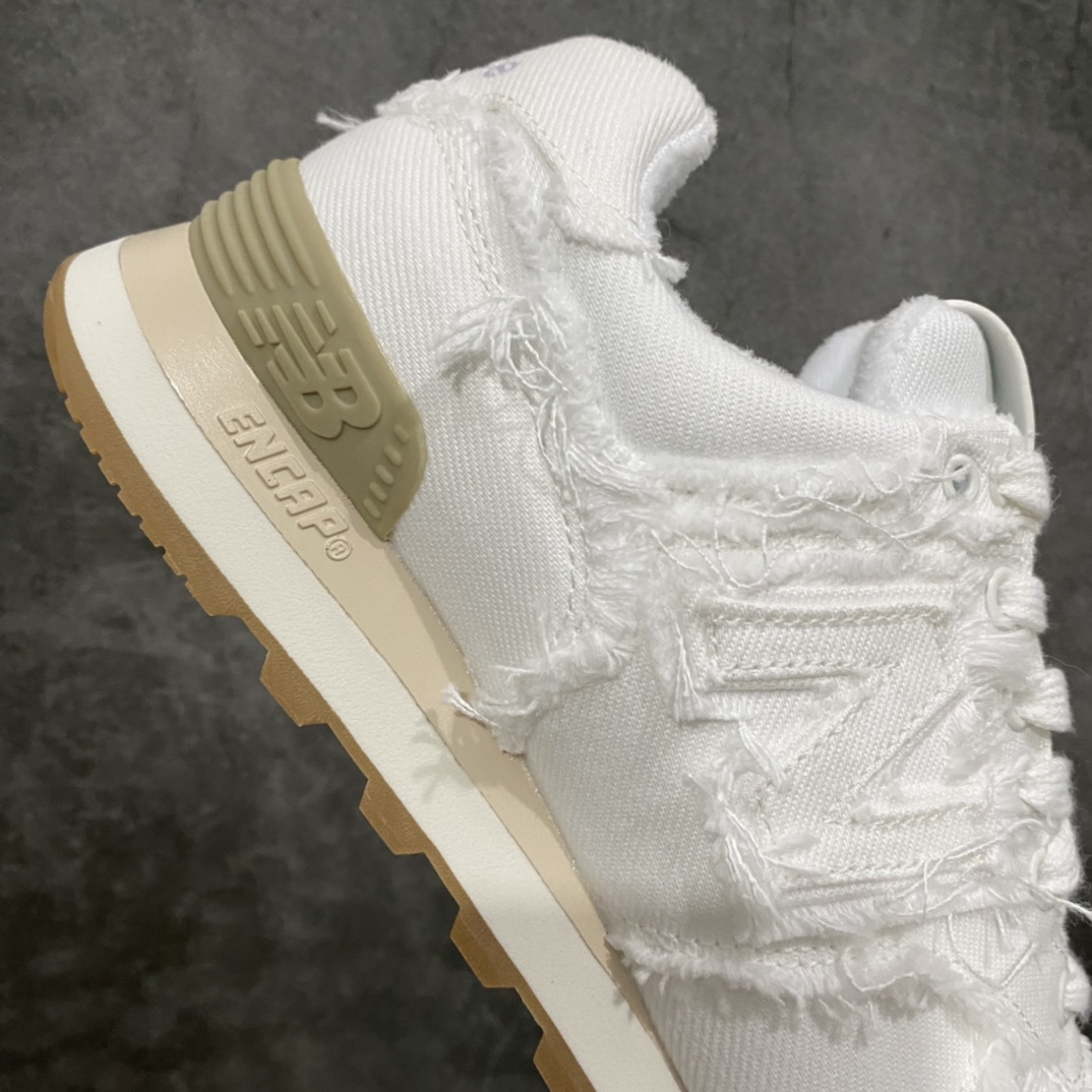 图片[8]-总裁版 Miu Miu x New Balance NB574联名复古跑鞋 采用仿旧鞋面设计 侧边和鞋背部分 特意没有缝合布料与皮革 边缘散开的的毛边清晰可见 充分营造出仿旧风格的丹宁美感 鞋舌的部分也做了简单的修改 加入两者的 Logo 使风格并存 鞋底的部分选用生胶制作为鞋款添入复古元素 尺码：36/45-选品中心