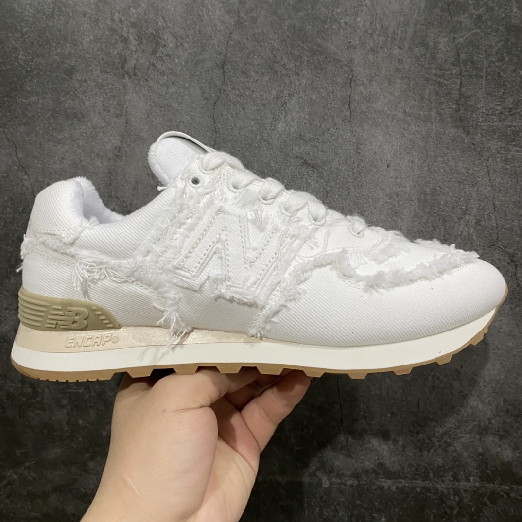 总裁版 Miu Miu x New Balance NB574联名复古跑鞋 采用仿旧鞋面设计 侧边和鞋背部分 特意没有缝合布料与皮革 边缘散开的的毛边清晰可见 充分营造出仿旧风格的丹宁美感 鞋舌的部分也做了简单的修改 加入两者的 Logo 使风格并存 鞋底的部分选用生胶制作为鞋款添入复古元素 尺码:36/45-选品中心