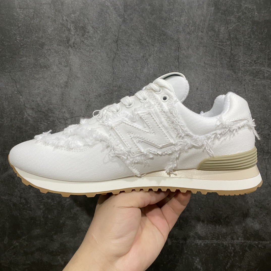 图片[2]-总裁版 Miu Miu x New Balance NB574联名复古跑鞋 采用仿旧鞋面设计 侧边和鞋背部分 特意没有缝合布料与皮革 边缘散开的的毛边清晰可见 充分营造出仿旧风格的丹宁美感 鞋舌的部分也做了简单的修改 加入两者的 Logo 使风格并存 鞋底的部分选用生胶制作为鞋款添入复古元素 尺码：36/45-选品中心