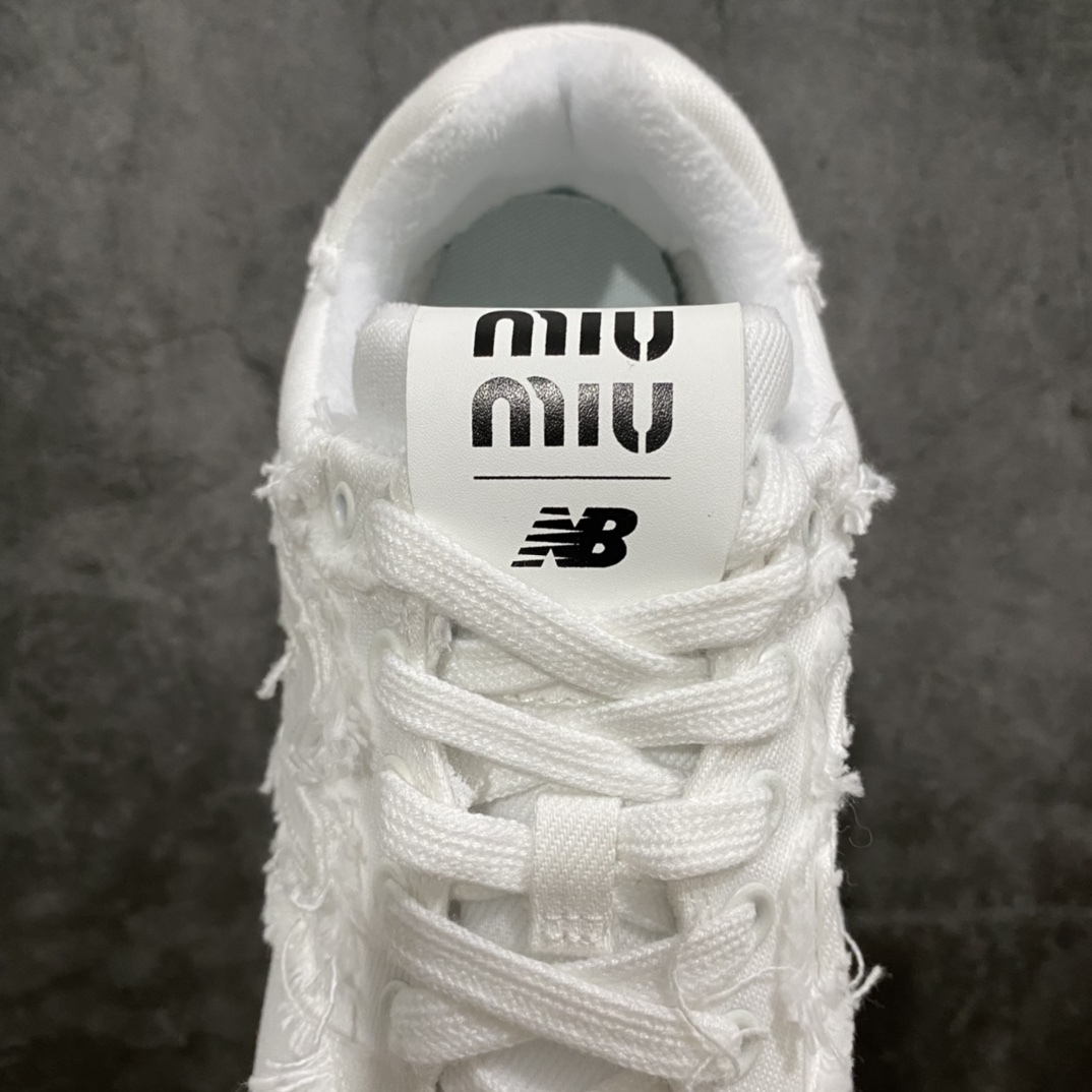 图片[7]-总裁版 Miu Miu x New Balance NB574联名复古跑鞋 采用仿旧鞋面设计 侧边和鞋背部分 特意没有缝合布料与皮革 边缘散开的的毛边清晰可见 充分营造出仿旧风格的丹宁美感 鞋舌的部分也做了简单的修改 加入两者的 Logo 使风格并存 鞋底的部分选用生胶制作为鞋款添入复古元素 尺码：36/45-选品中心