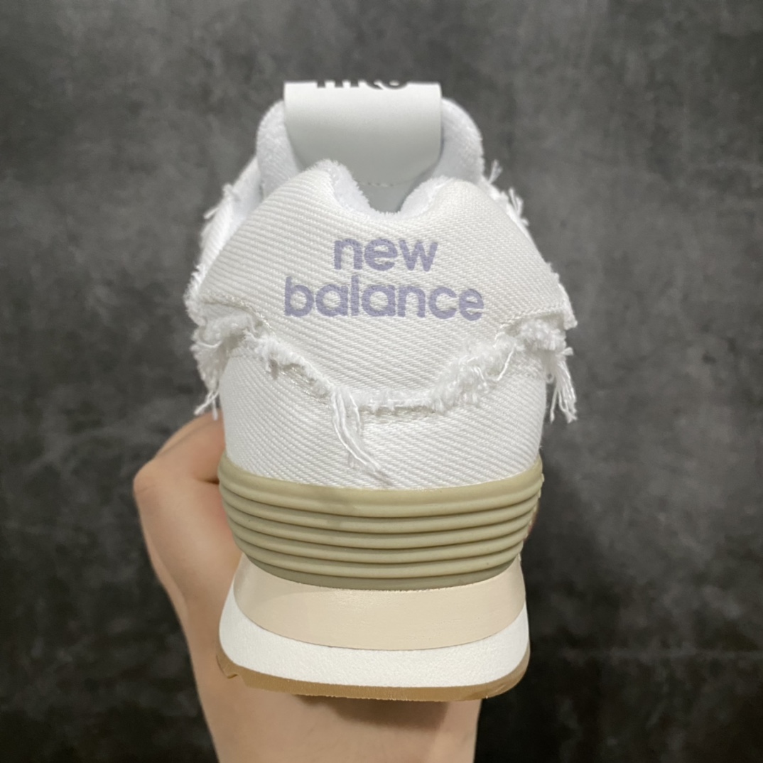 图片[4]-总裁版 Miu Miu x New Balance NB574联名复古跑鞋 采用仿旧鞋面设计 侧边和鞋背部分 特意没有缝合布料与皮革 边缘散开的的毛边清晰可见 充分营造出仿旧风格的丹宁美感 鞋舌的部分也做了简单的修改 加入两者的 Logo 使风格并存 鞋底的部分选用生胶制作为鞋款添入复古元素 尺码：36/45-选品中心