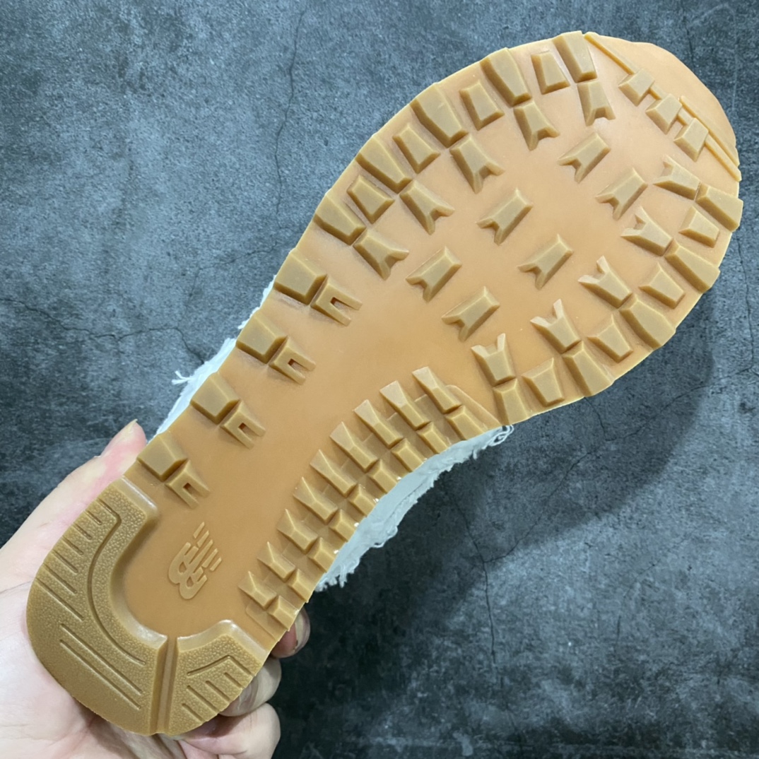 图片[9]-总裁版 Miu Miu x New Balance NB574联名复古跑鞋 采用仿旧鞋面设计 侧边和鞋背部分 特意没有缝合布料与皮革 边缘散开的的毛边清晰可见 充分营造出仿旧风格的丹宁美感 鞋舌的部分也做了简单的修改 加入两者的 Logo 使风格并存 鞋底的部分选用生胶制作为鞋款添入复古元素 尺码：36/45-选品中心