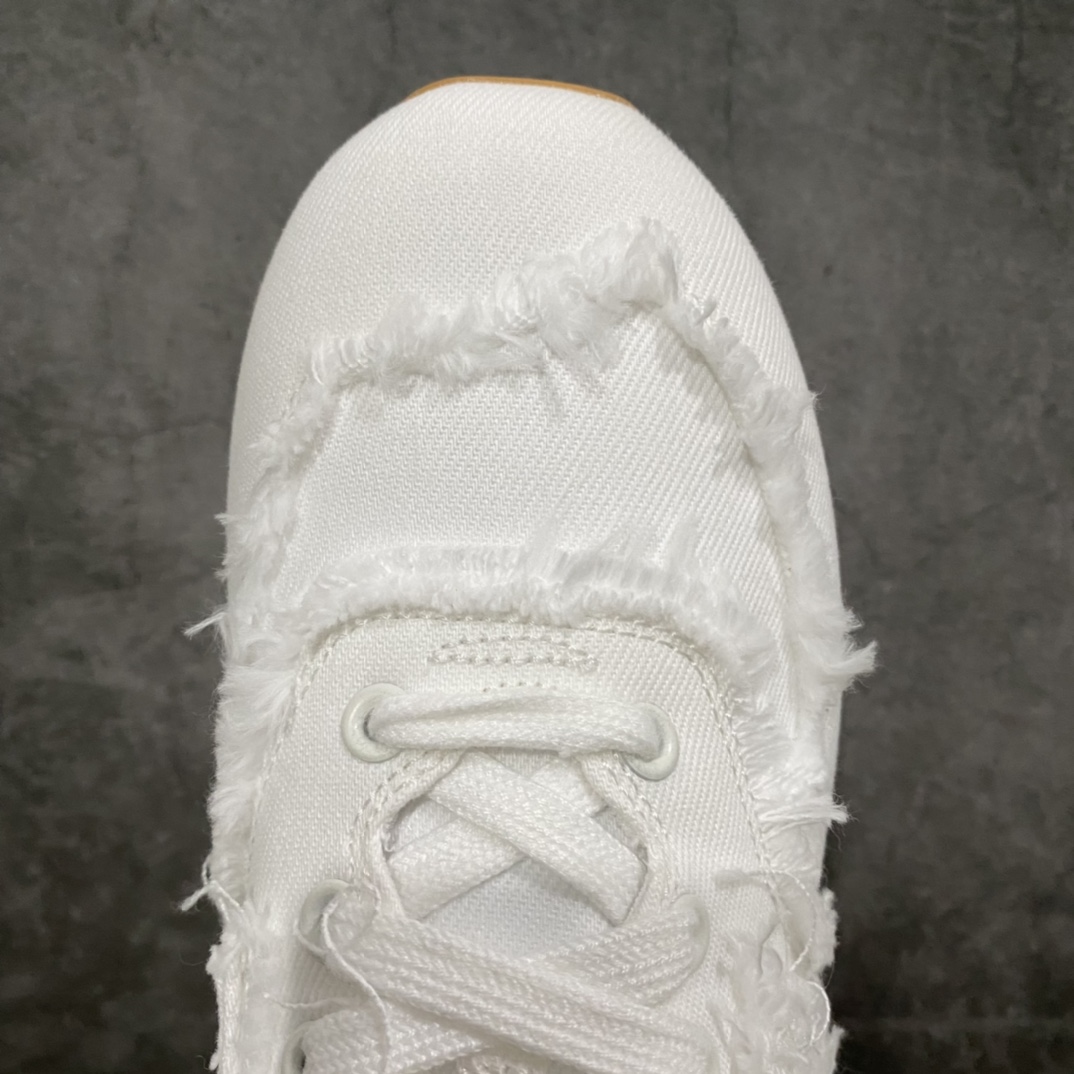 图片[5]-总裁版 Miu Miu x New Balance NB574联名复古跑鞋 采用仿旧鞋面设计 侧边和鞋背部分 特意没有缝合布料与皮革 边缘散开的的毛边清晰可见 充分营造出仿旧风格的丹宁美感 鞋舌的部分也做了简单的修改 加入两者的 Logo 使风格并存 鞋底的部分选用生胶制作为鞋款添入复古元素 尺码：36/45-选品中心