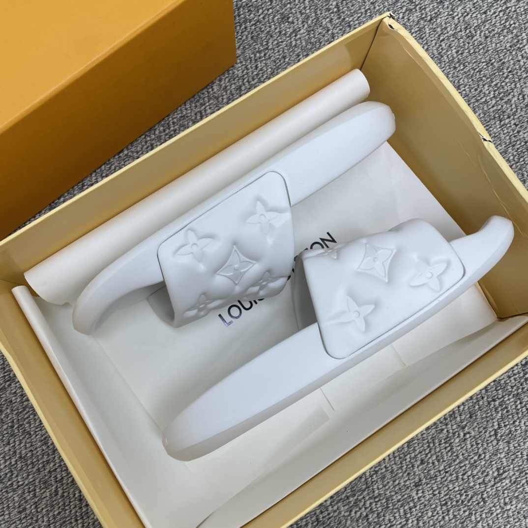 LV路易威登   采用经典的monogram 印花男士凉鞋