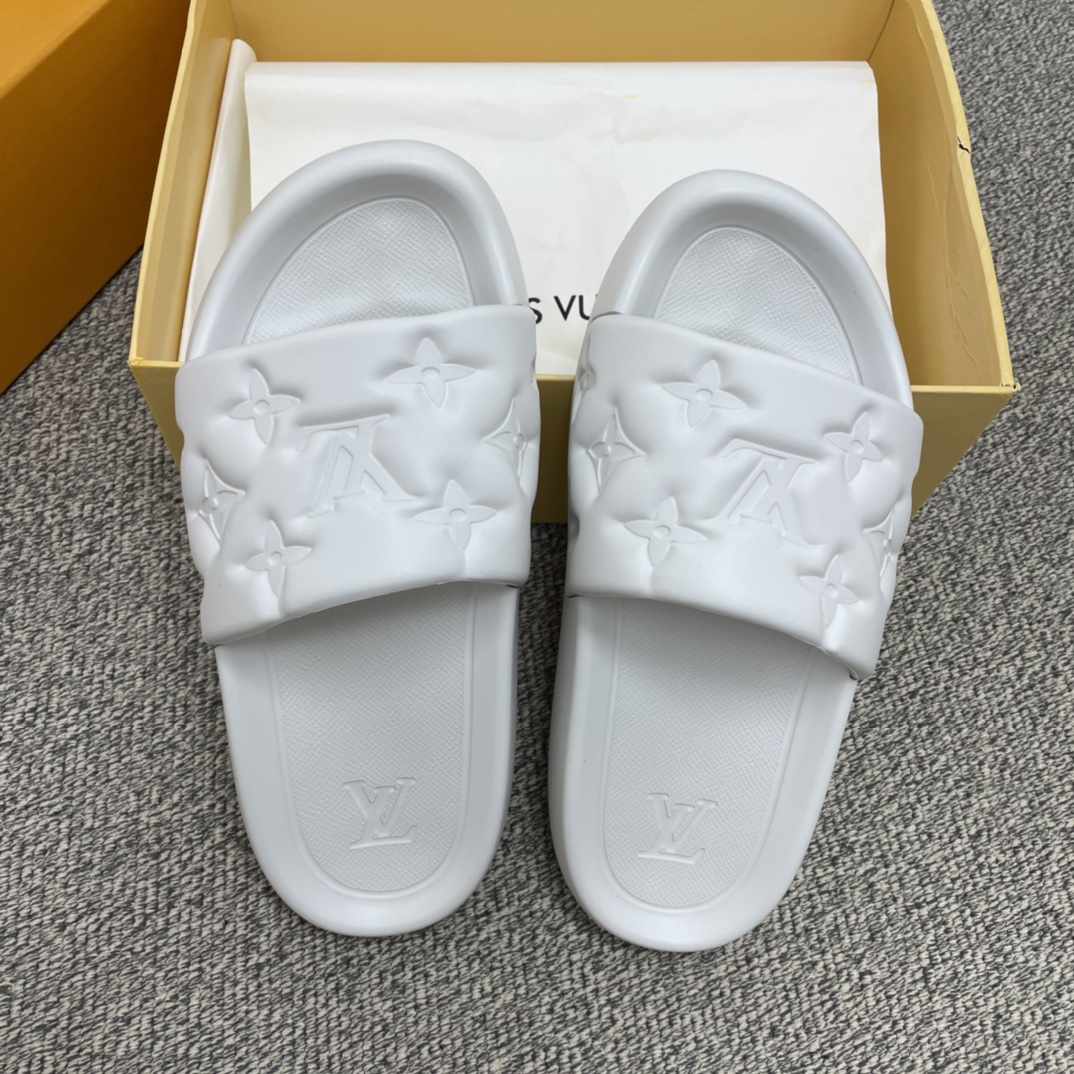 LV路易威登   采用经典的monogram 印花男士凉鞋