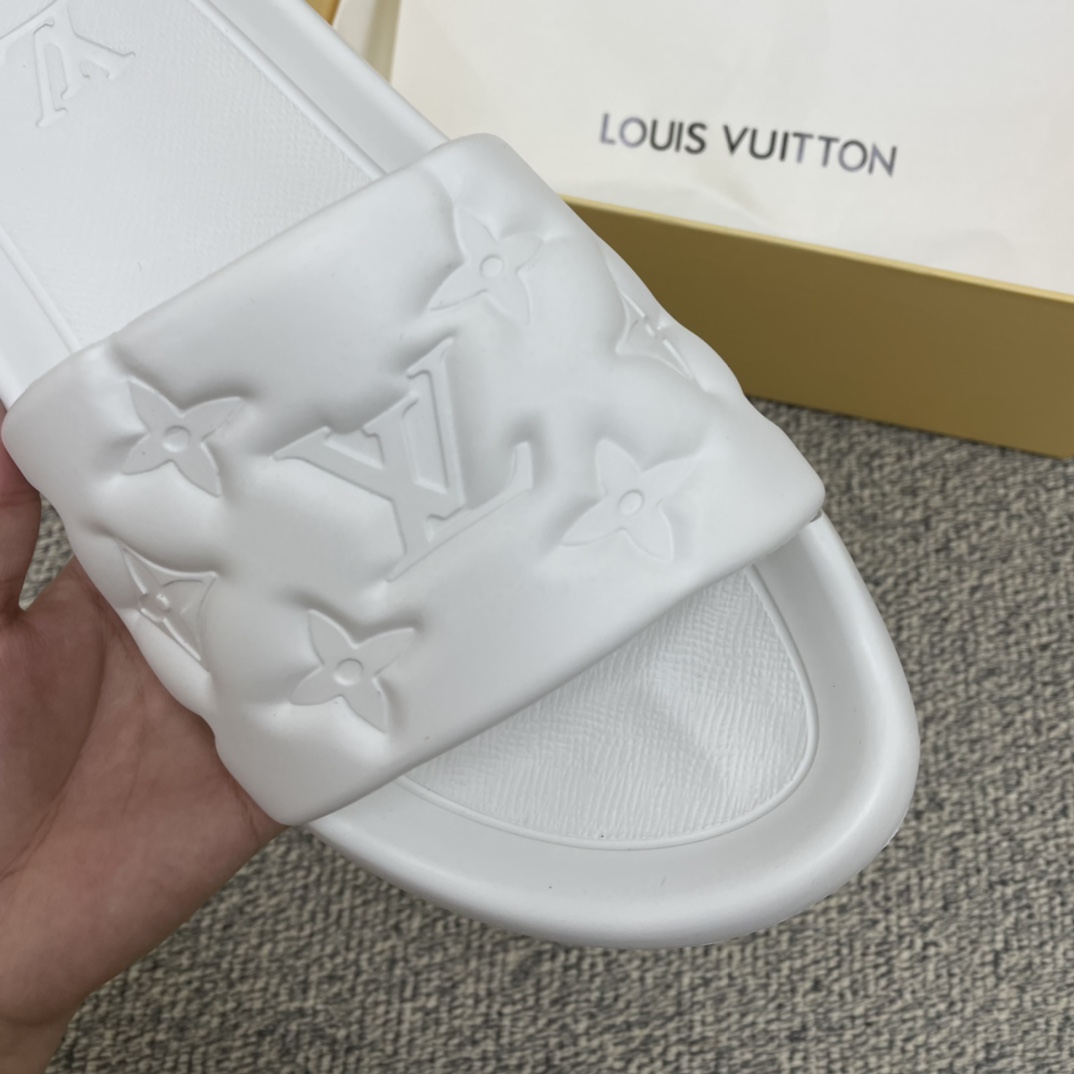 LV路易威登   采用经典的monogram 印花男士凉鞋