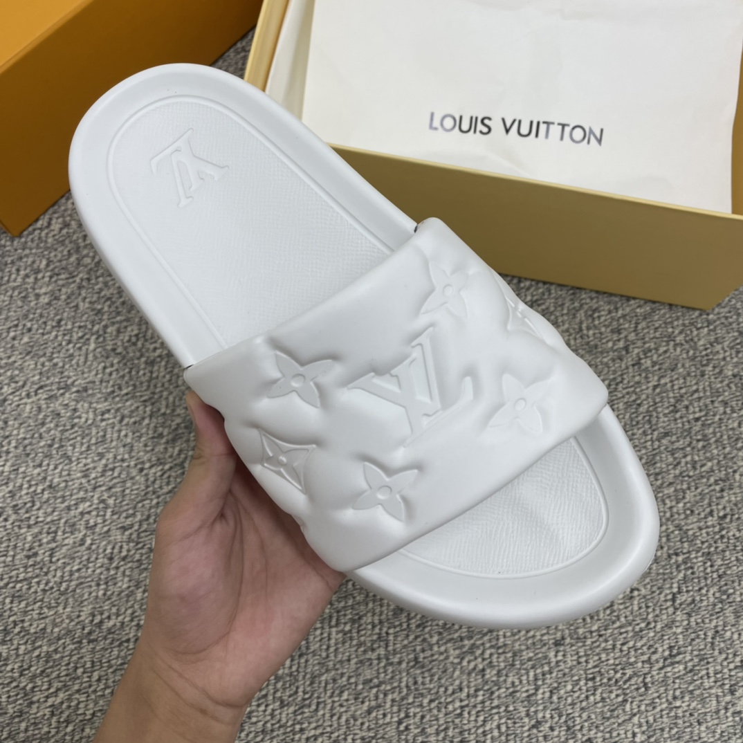 LV路易威登   采用经典的monogram 印花男士凉鞋