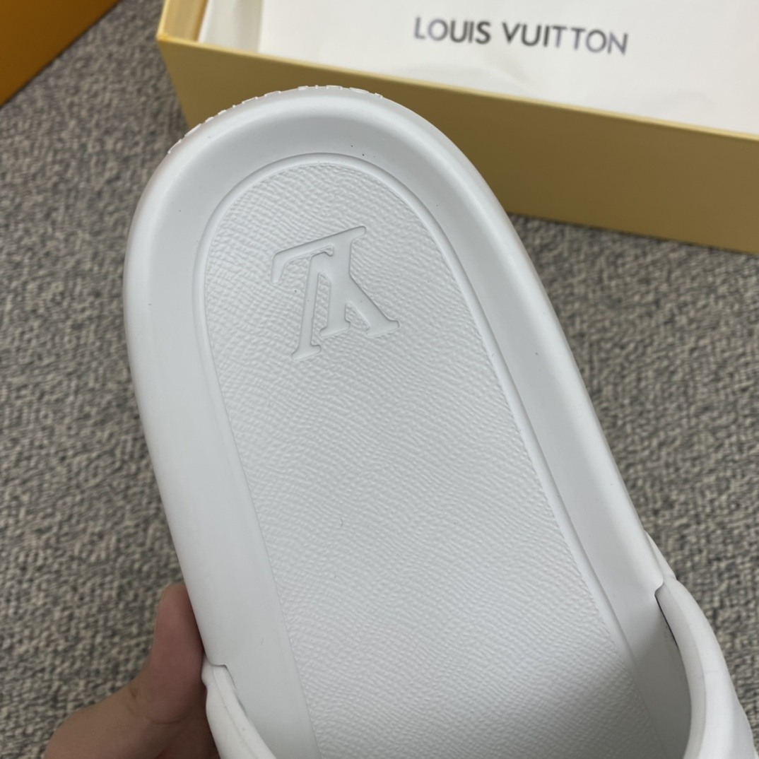 LV路易威登   采用经典的monogram 印花男士凉鞋