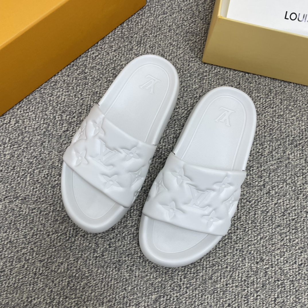 LV路易威登   采用经典的monogram 印花男士凉鞋