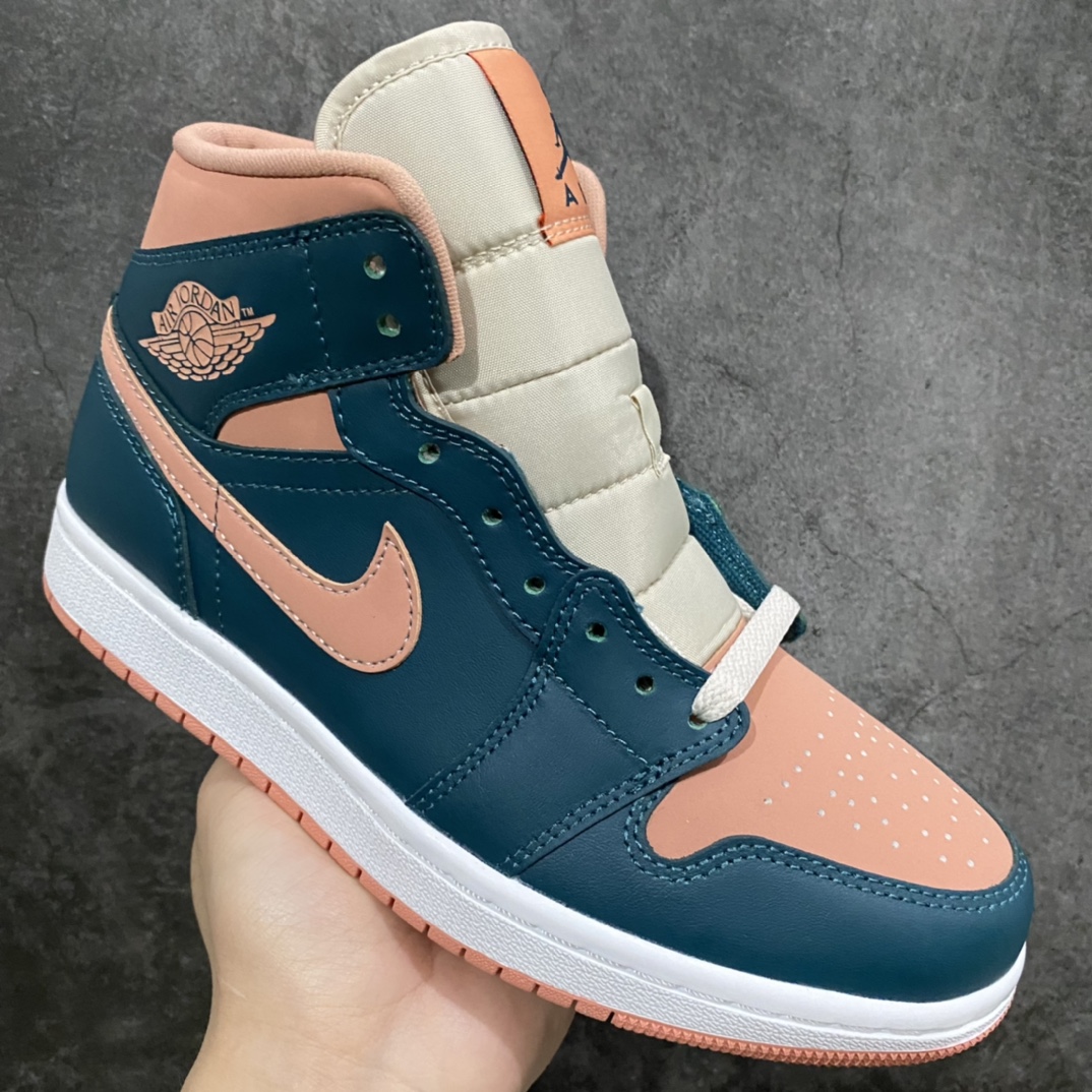 图片[3]-GC(dt)过验版 Air Jordan AJ1 Mid 中帮 粉绿 BQ6472-308 市面唯一纯原级别 无需拼图大几率过验 后跟方块横7针竖3针 全网唯一正确细节 全鞋电脑针车 完美零毛边处理 原厂内置全掌气垫 价格定位良心 平台专用代工流水线出品 一眼公司既视感 拿到手的一瞬间就与众不同 碾压市面所有版本 认准细节 全部原鞋开发 每一个配色都会采购原鞋确认细节 打破市面看图做货无好货之说 细节精确 所有配色原数据档案开发！ 尺码：36 36.5 37.5 38 38.5 39 40 40.5 41 42-选品中心