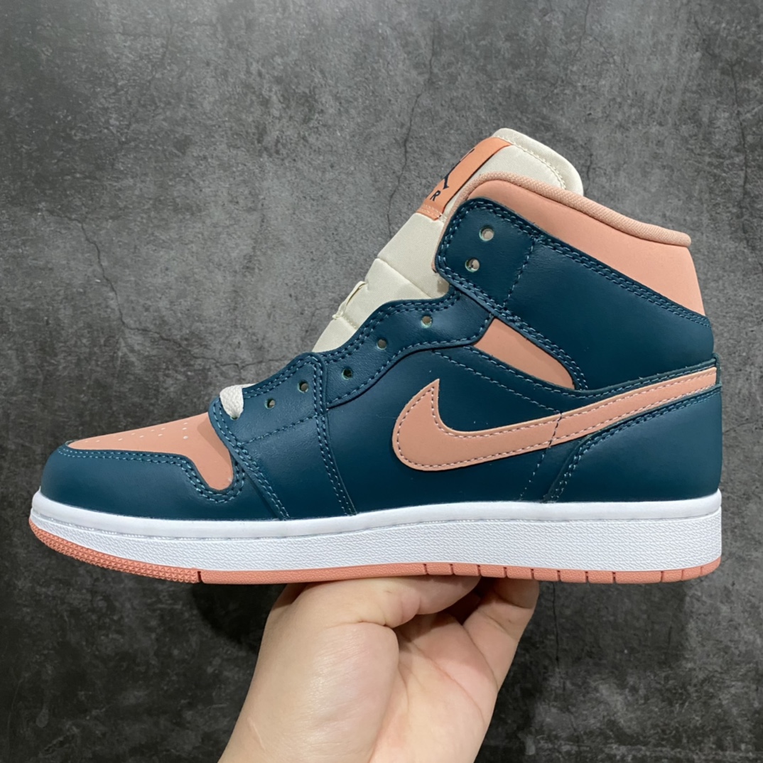 图片[2]-GC(dt)过验版 Air Jordan AJ1 Mid 中帮 粉绿 BQ6472-308 市面唯一纯原级别 无需拼图大几率过验 后跟方块横7针竖3针 全网唯一正确细节 全鞋电脑针车 完美零毛边处理 原厂内置全掌气垫 价格定位良心 平台专用代工流水线出品 一眼公司既视感 拿到手的一瞬间就与众不同 碾压市面所有版本 认准细节 全部原鞋开发 每一个配色都会采购原鞋确认细节 打破市面看图做货无好货之说 细节精确 所有配色原数据档案开发！ 尺码：36 36.5 37.5 38 38.5 39 40 40.5 41 42-选品中心