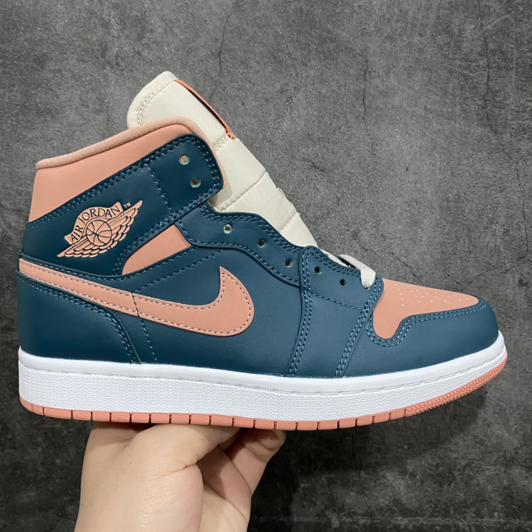 GC(dt)过验版 Air Jordan AJ1 Mid 中帮 粉绿 BQ6472-308 市面唯一纯原级别 无需拼图大几率过验 后跟方块横7针竖3针 全网唯一正确细节 全鞋电脑针车 完美零毛边处理 原厂内置全掌气垫 价格定位良心 平台专用代工流水线出品 一眼公司既视感 拿到手的一瞬间就与众不同 碾压市面所有版本 认准细节 全部原鞋开发 每一个配色都会采购原鞋确认细节 打破市面看图做货无好货之说 细节精确 所有配色原数据档案开发! 尺码:36 36.5 37.5 38 38.5 39 40 40.5 41 42-选品中心