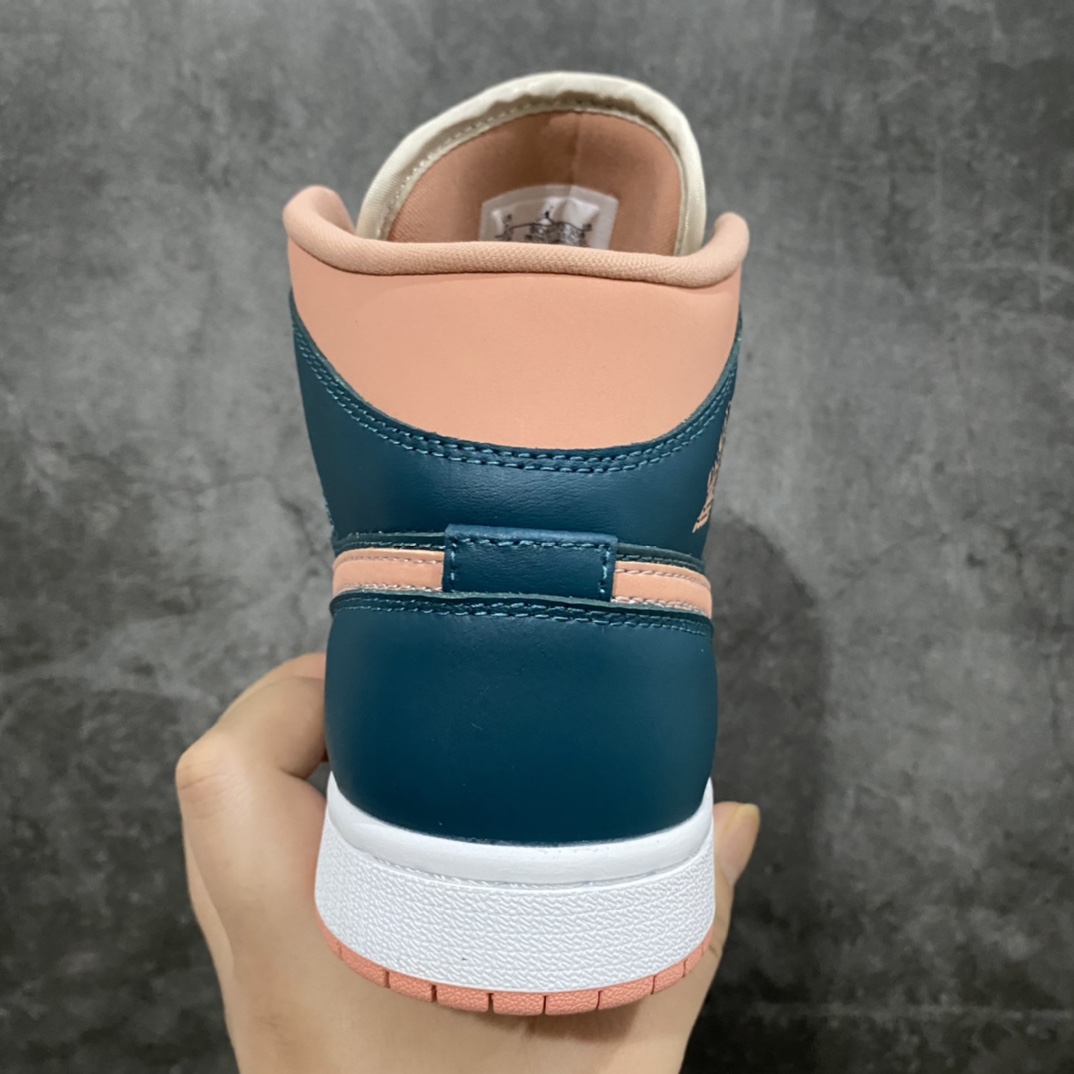 图片[4]-GC(dt)过验版 Air Jordan AJ1 Mid 中帮 粉绿 BQ6472-308 市面唯一纯原级别 无需拼图大几率过验 后跟方块横7针竖3针 全网唯一正确细节 全鞋电脑针车 完美零毛边处理 原厂内置全掌气垫 价格定位良心 平台专用代工流水线出品 一眼公司既视感 拿到手的一瞬间就与众不同 碾压市面所有版本 认准细节 全部原鞋开发 每一个配色都会采购原鞋确认细节 打破市面看图做货无好货之说 细节精确 所有配色原数据档案开发！ 尺码：36 36.5 37.5 38 38.5 39 40 40.5 41 42-选品中心