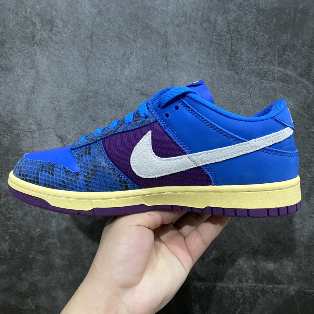 图片[2]-H12版本出货 目前最正确版本 Undefeated x NK Dunk Low SP \”5 on lt\” 联名 蓝紫 蛇纹 全套原纸版 原楦头 打造完美灵魂版型 全鞋面采用宝蓝蛇鳞纹皮料 原档案原装大底 原厂百宏织唛舌标 原厂中底布COAST拉帮线 原档案数据后跟弧度 针车已达正品标准 全网唯一私模 最大尺码达到48.5码 尺码 40/48.5-选品中心