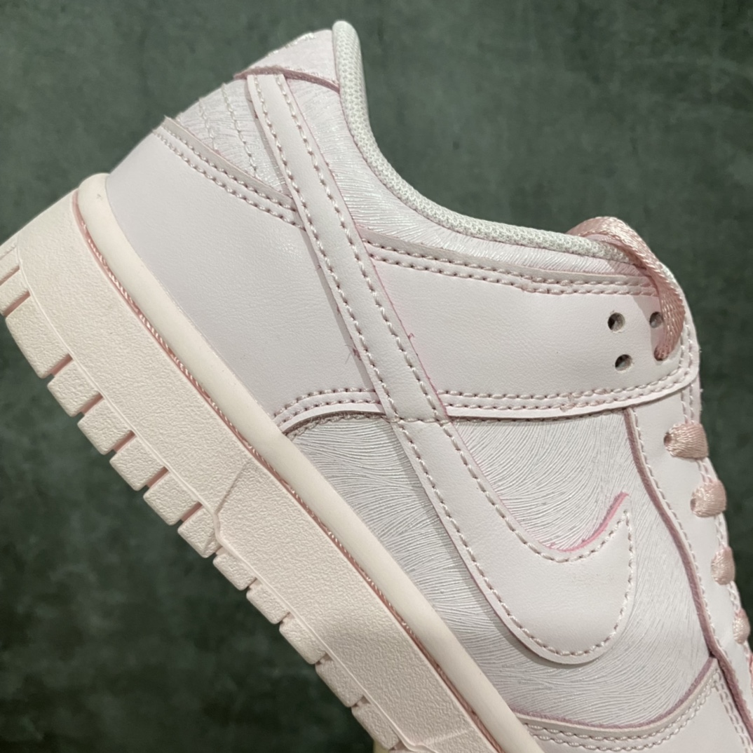 图片[7]-PK版本Dunk Low SE (GS) 粉色 男女同款 低帮休闲板鞋 货号：921803-601 #独家原版原盒 原底原料 开模打造 #原厂织唛鞋标 高精密准度 #原楦原纸板开发 匹配原版98%以上 #后跟垫棉独家呈现 反口里弧度正确 #全新后跟电绣 精准针数与正品一致 #原厂皮料 质感无敌 #皮料切割干净 无任何毛边 清洁度细节完美 尺码：35.5 36 36.5 37.5 38 38.5 39 40 40.5 41 42 42.5 43 44 44.5 45 46 47.5-选品中心