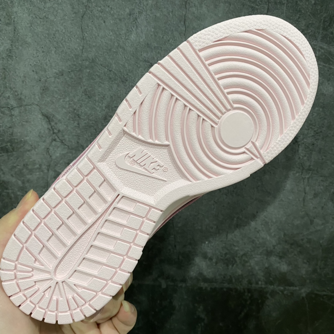 图片[9]-PK版本Dunk Low SE (GS) 粉色 男女同款 低帮休闲板鞋 货号：921803-601 #独家原版原盒 原底原料 开模打造 #原厂织唛鞋标 高精密准度 #原楦原纸板开发 匹配原版98%以上 #后跟垫棉独家呈现 反口里弧度正确 #全新后跟电绣 精准针数与正品一致 #原厂皮料 质感无敌 #皮料切割干净 无任何毛边 清洁度细节完美 尺码：35.5 36 36.5 37.5 38 38.5 39 40 40.5 41 42 42.5 43 44 44.5 45 46 47.5-选品中心