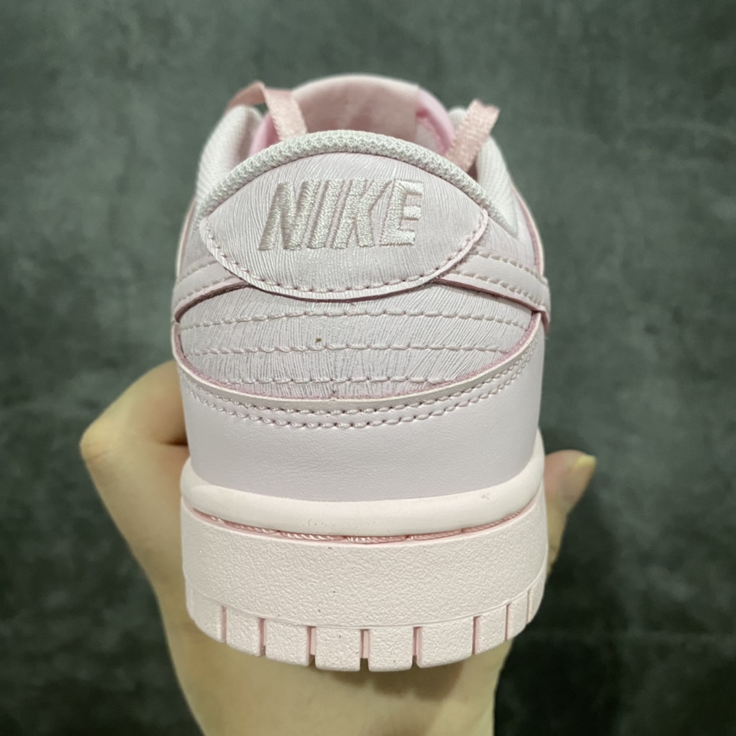 图片[4]-PK版本Dunk Low SE (GS) 粉色 男女同款 低帮休闲板鞋 货号：921803-601 #独家原版原盒 原底原料 开模打造 #原厂织唛鞋标 高精密准度 #原楦原纸板开发 匹配原版98%以上 #后跟垫棉独家呈现 反口里弧度正确 #全新后跟电绣 精准针数与正品一致 #原厂皮料 质感无敌 #皮料切割干净 无任何毛边 清洁度细节完美 尺码：35.5 36 36.5 37.5 38 38.5 39 40 40.5 41 42 42.5 43 44 44.5 45 46 47.5-选品中心