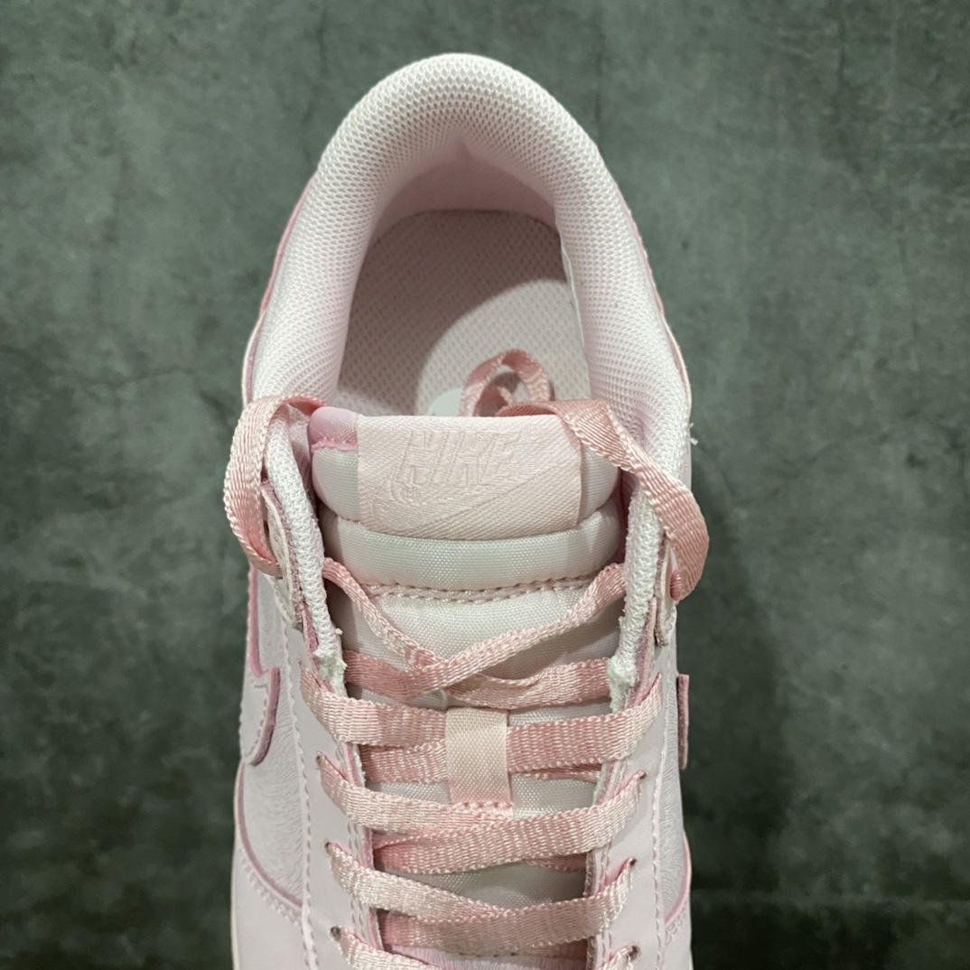 图片[8]-PK版本Dunk Low SE (GS) 粉色 男女同款 低帮休闲板鞋 货号：921803-601 #独家原版原盒 原底原料 开模打造 #原厂织唛鞋标 高精密准度 #原楦原纸板开发 匹配原版98%以上 #后跟垫棉独家呈现 反口里弧度正确 #全新后跟电绣 精准针数与正品一致 #原厂皮料 质感无敌 #皮料切割干净 无任何毛边 清洁度细节完美 尺码：35.5 36 36.5 37.5 38 38.5 39 40 40.5 41 42 42.5 43 44 44.5 45 46 47.5-选品中心