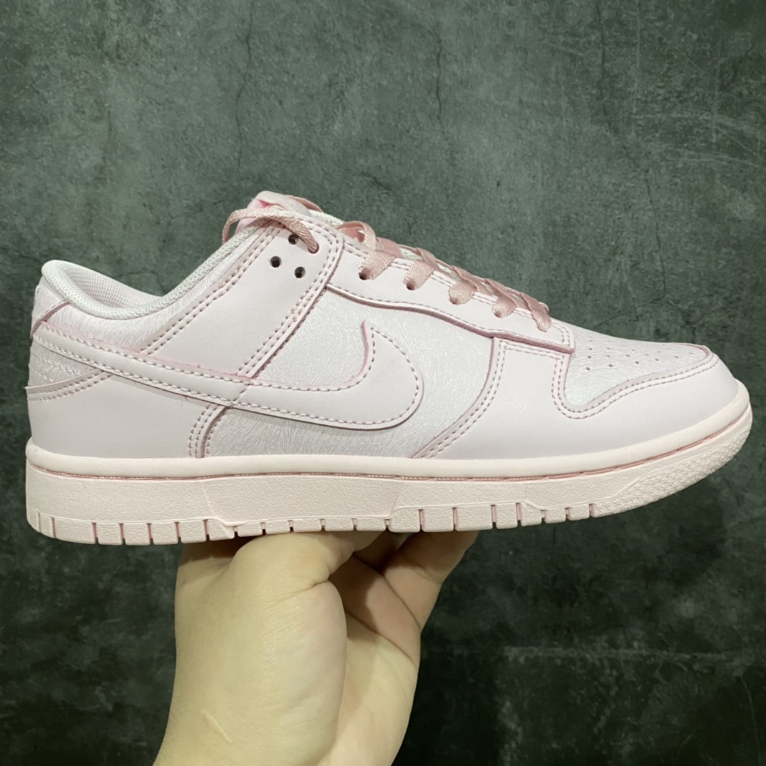 PK版本Dunk Low SE (GS) 粉色 男女同款 低帮休闲板鞋 货号:921803-601 #独家原版原盒 原底原料 开模打造 #原厂织唛鞋标 高精密准度 #原楦原纸板开发 匹配原版98%以上 #后跟垫棉独家呈现 反口里弧度正确 #全新后跟电绣 精准针数与正品一致 #原厂皮料 质感无敌 #皮料切割干净 无任何毛边 清洁度细节完美 尺码:35.5 36 36.5 37.5 38 38.5 39 40 40.5 41 42 42.5 43 44 44.5 45 46 47.5-选品中心
