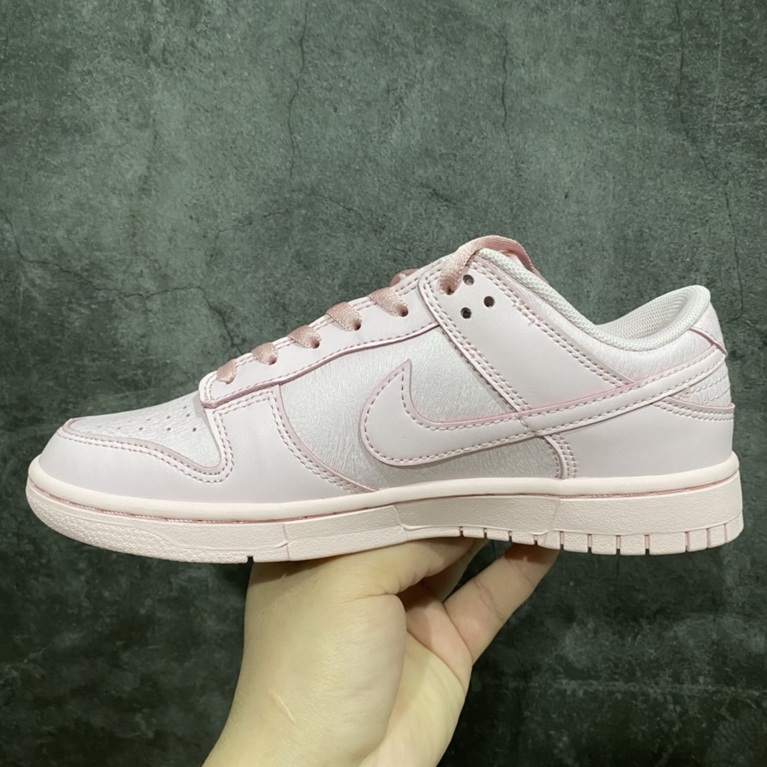图片[2]-PK版本Dunk Low SE (GS) 粉色 男女同款 低帮休闲板鞋 货号：921803-601 #独家原版原盒 原底原料 开模打造 #原厂织唛鞋标 高精密准度 #原楦原纸板开发 匹配原版98%以上 #后跟垫棉独家呈现 反口里弧度正确 #全新后跟电绣 精准针数与正品一致 #原厂皮料 质感无敌 #皮料切割干净 无任何毛边 清洁度细节完美 尺码：35.5 36 36.5 37.5 38 38.5 39 40 40.5 41 42 42.5 43 44 44.5 45 46 47.5-选品中心