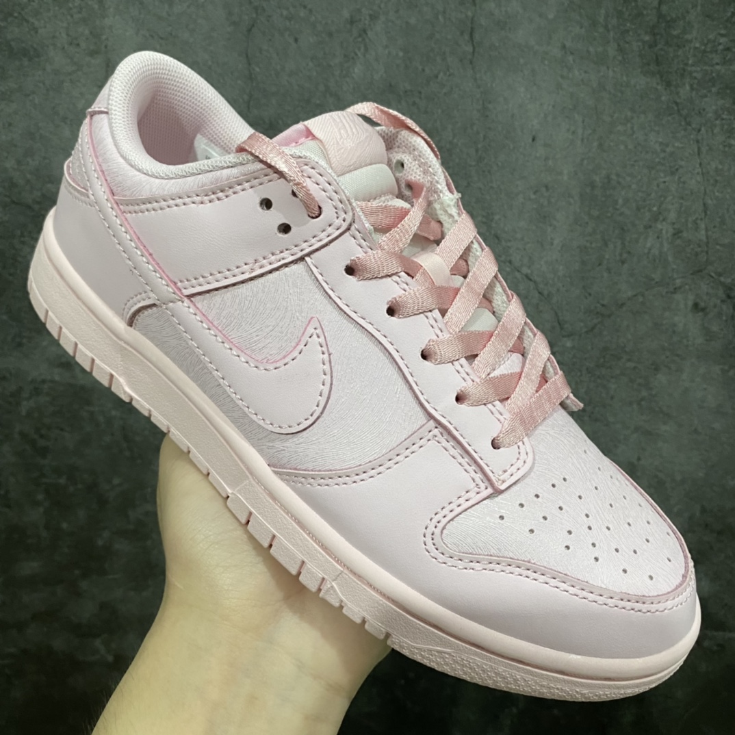 图片[3]-PK版本Dunk Low SE (GS) 粉色 男女同款 低帮休闲板鞋 货号：921803-601 #独家原版原盒 原底原料 开模打造 #原厂织唛鞋标 高精密准度 #原楦原纸板开发 匹配原版98%以上 #后跟垫棉独家呈现 反口里弧度正确 #全新后跟电绣 精准针数与正品一致 #原厂皮料 质感无敌 #皮料切割干净 无任何毛边 清洁度细节完美 尺码：35.5 36 36.5 37.5 38 38.5 39 40 40.5 41 42 42.5 43 44 44.5 45 46 47.5-选品中心
