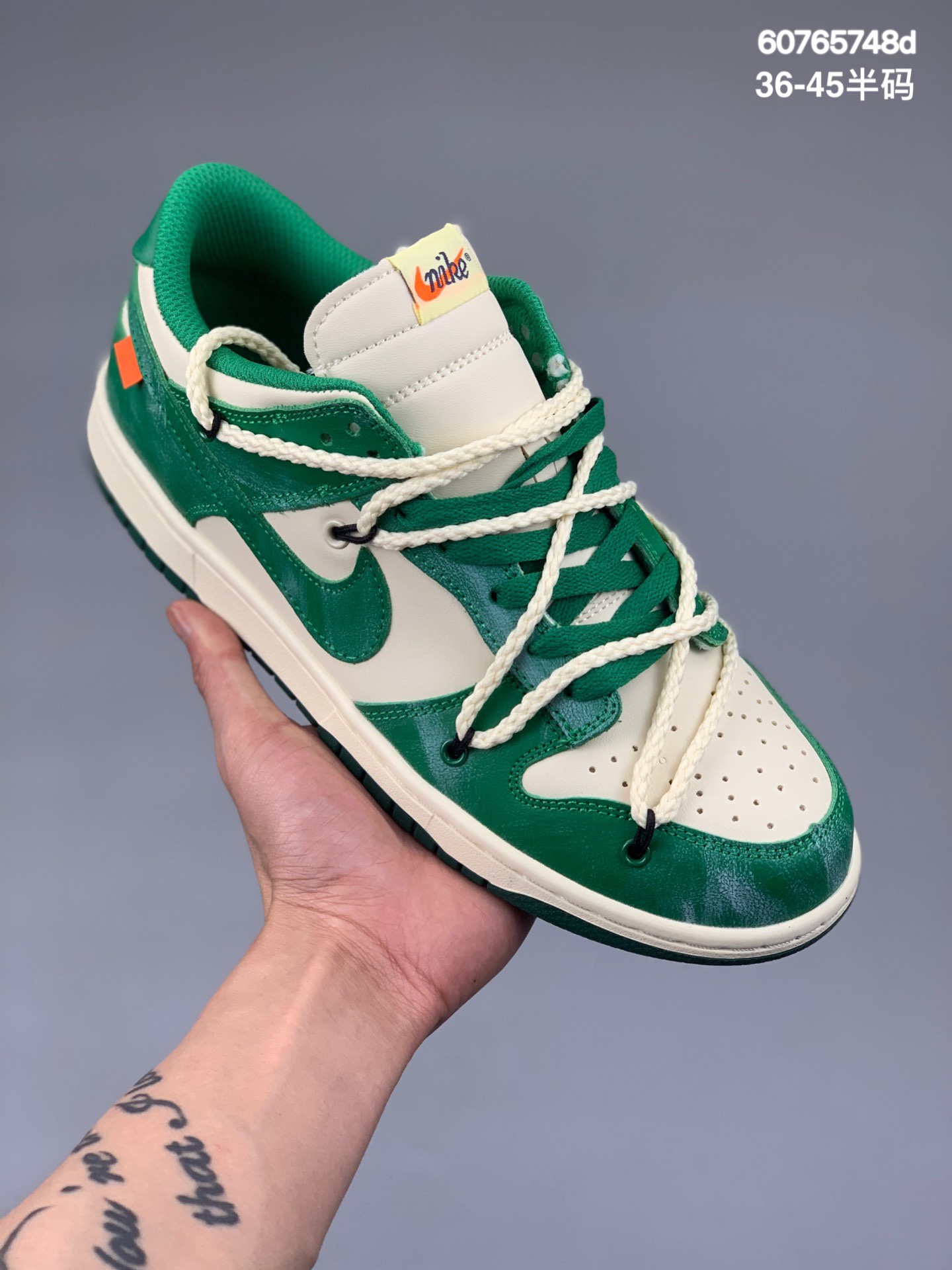 本地
Off-White x Nike 全新联名 Dunk Low「THE 50/50」系列 耐克 低帮 黑鞋带黑扣 这款配色以白灰皮革鞋身为基底，粉紫色鞋带、蓝色 tag 、中底绿色标签、以及黑色未完全缝合露海绵鞋舌等 OW 标志性解构细节点缀，彰显了这双鞋的联名身份以及特殊规格。另外，鞋垫上的花纹也颇为特别，可以看出是精心设计过的。
货号：DM1602
Size:36-45半
编码：60765748d