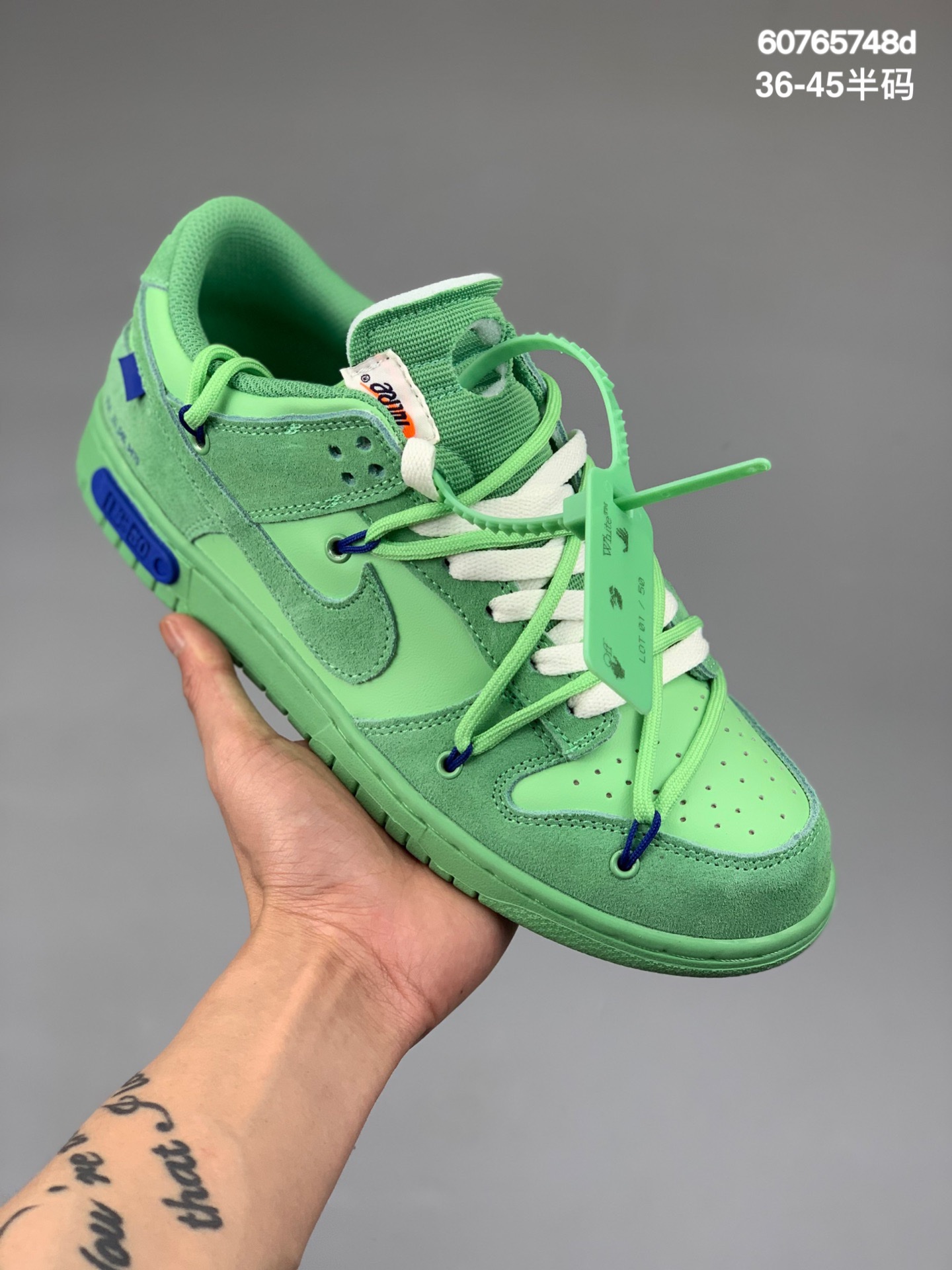 本地
Off-White x Nike 全新联名 Dunk Low「THE 50/50」系列 耐克 低帮 黑鞋带黑扣 这款配色以白灰皮革鞋身为基底，粉紫色鞋带、蓝色 tag 、中底绿色标签、以及黑色未完全缝合露海绵鞋舌等 OW 标志性解构细节点缀，彰显了这双鞋的联名身份以及特殊规格。另外，鞋垫上的花纹也颇为特别，可以看出是精心设计过的。
货号：DM1602
Size:36-45半
编码：60765748d