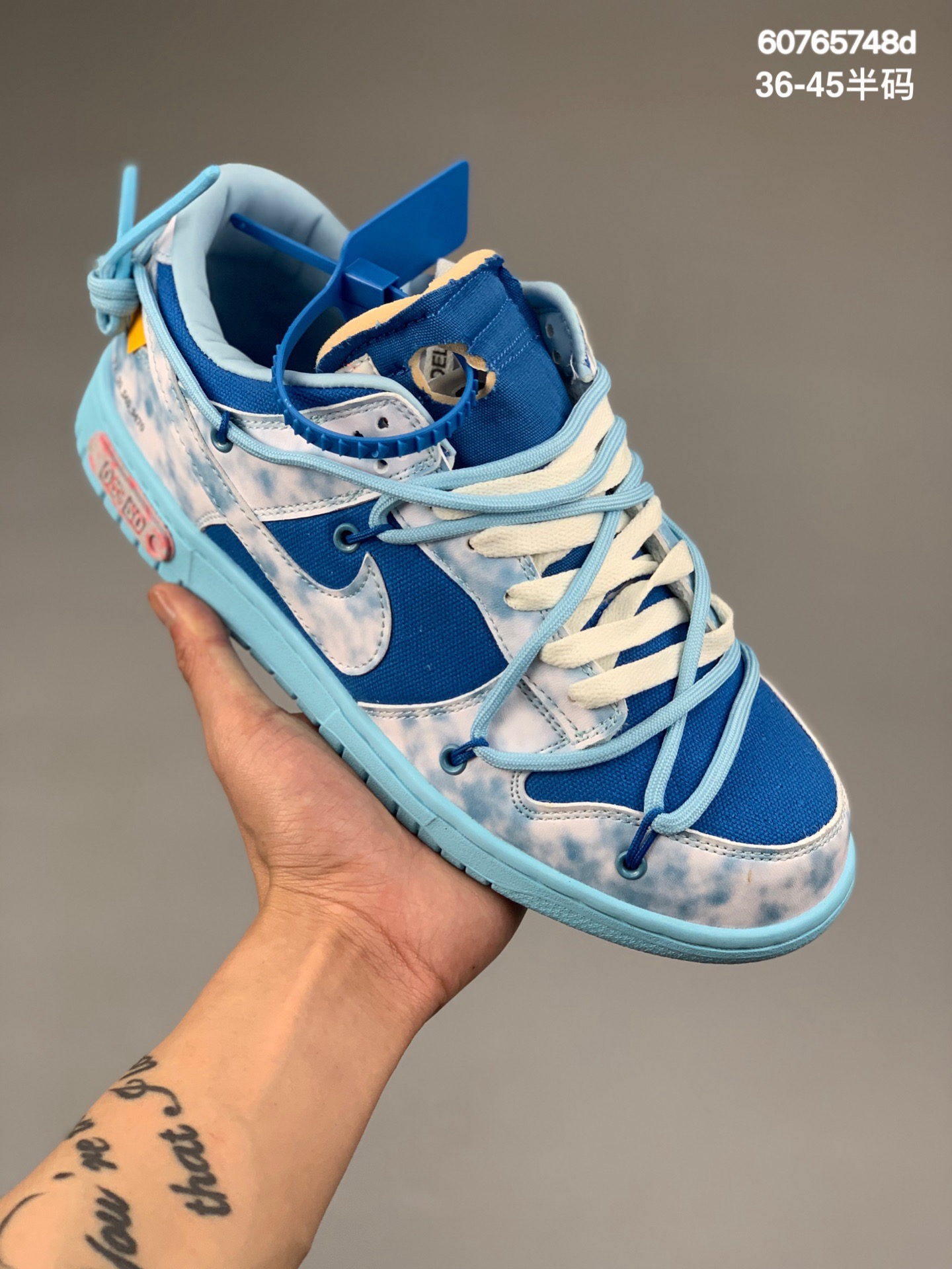 本地
Off-White x Nike 全新联名 Dunk Low「THE 50/50」系列 耐克 低帮 黑鞋带黑扣 这款配色以白灰皮革鞋身为基底，粉紫色鞋带、蓝色 tag 、中底绿色标签、以及黑色未完全缝合露海绵鞋舌等 OW 标志性解构细节点缀，彰显了这双鞋的联名身份以及特殊规格。另外，鞋垫上的花纹也颇为特别，可以看出是精心设计过的。
货号：DM1602
Size:36-45半
编码：60765748d