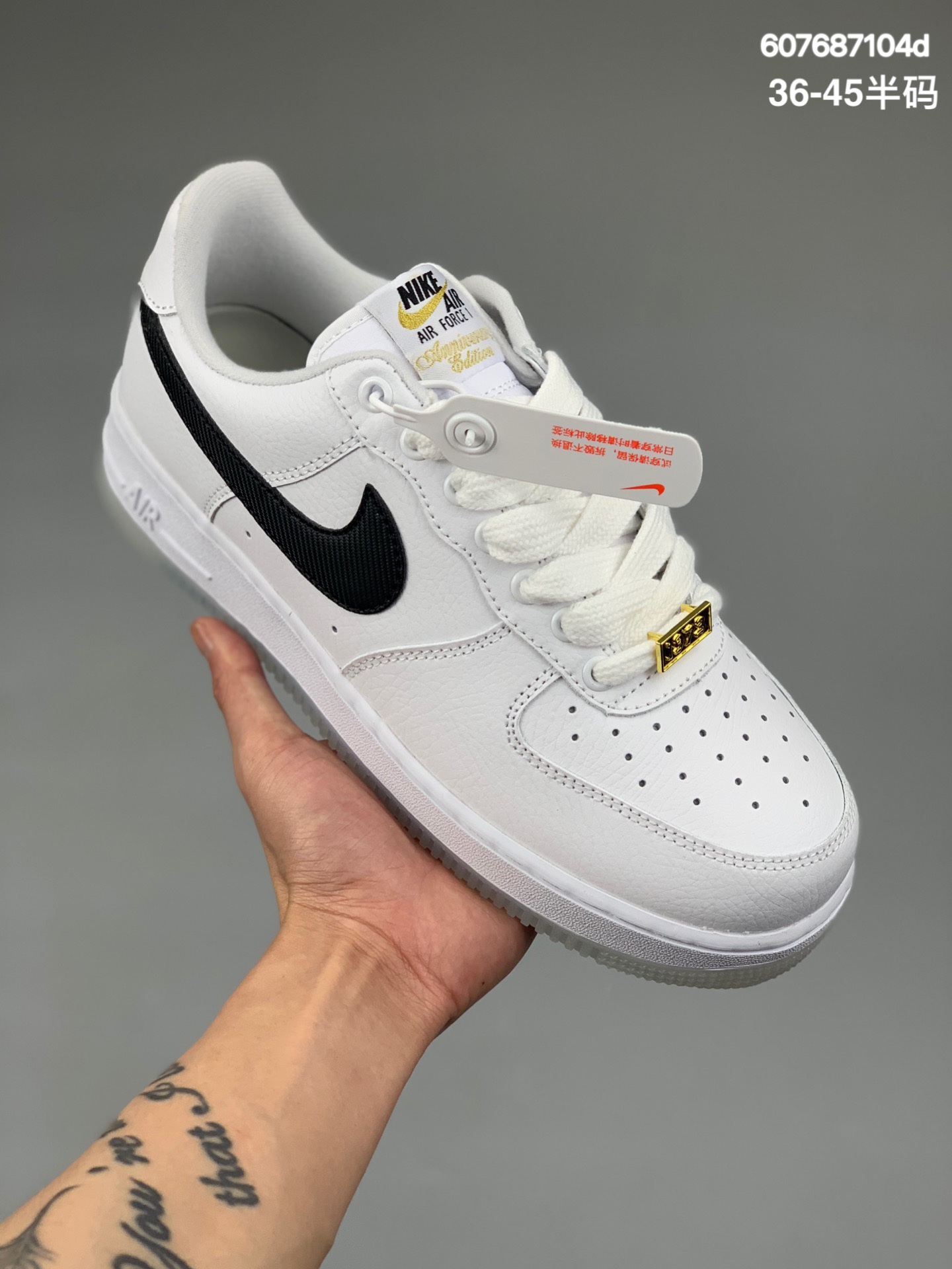 本地
Nike Air Force 1 Low 白黑纪念 空军一号低帮运动休闲板鞋
官方同步 原装级别 原楦头原纸板  打造纯正空军版型#专注外贸渠道  全掌内置蜂窝气垫 #原盒配件 原厂中底钢印、拉帮完美 
货号：DX2305-100
尺码：36 36.5 37.5 38 38.5 39 40 40.5 41 42 42.5 43 44 44.5 45
编码：607687104d