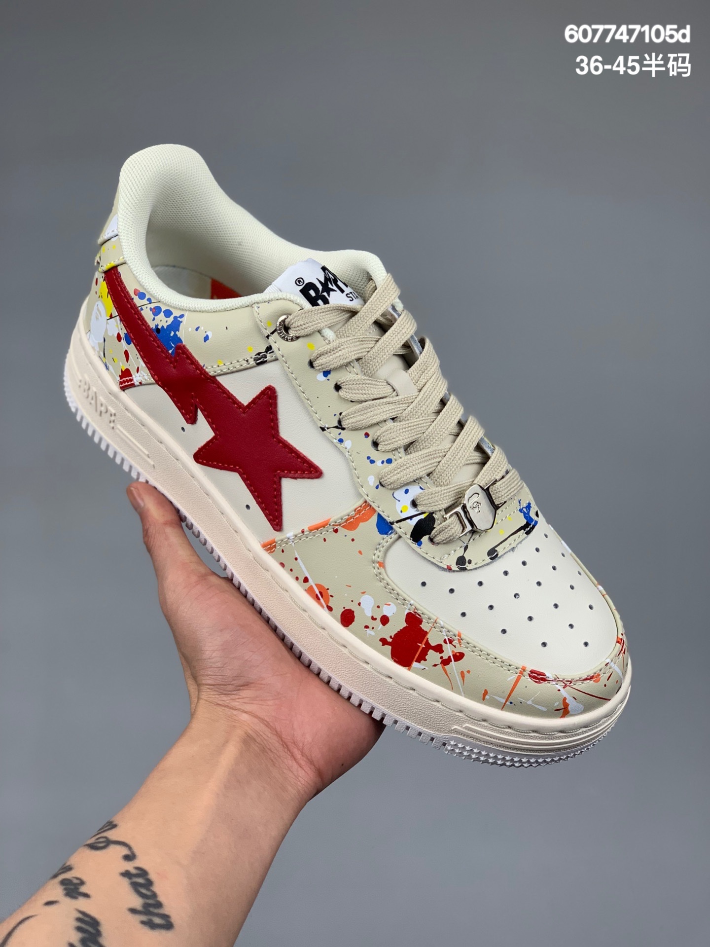 本地
公司级Bape Sta Low 人气单品
猿人头经典回归 全鞋包括内衬和鞋舌都是白色牛皮高规格用料，质感高级且耐脏。猿人头LOGO压印，金属猿人头鞋带扣，尽显Bape的设计诚意，Ortholite缓震材质脚感舒适耐穿，区别市面虚高版本最强性价比   
尺码:36 36.5 37.5 38 38.5 39 40 40.5 41 42 42.5 43 44 45
编码：607747105d